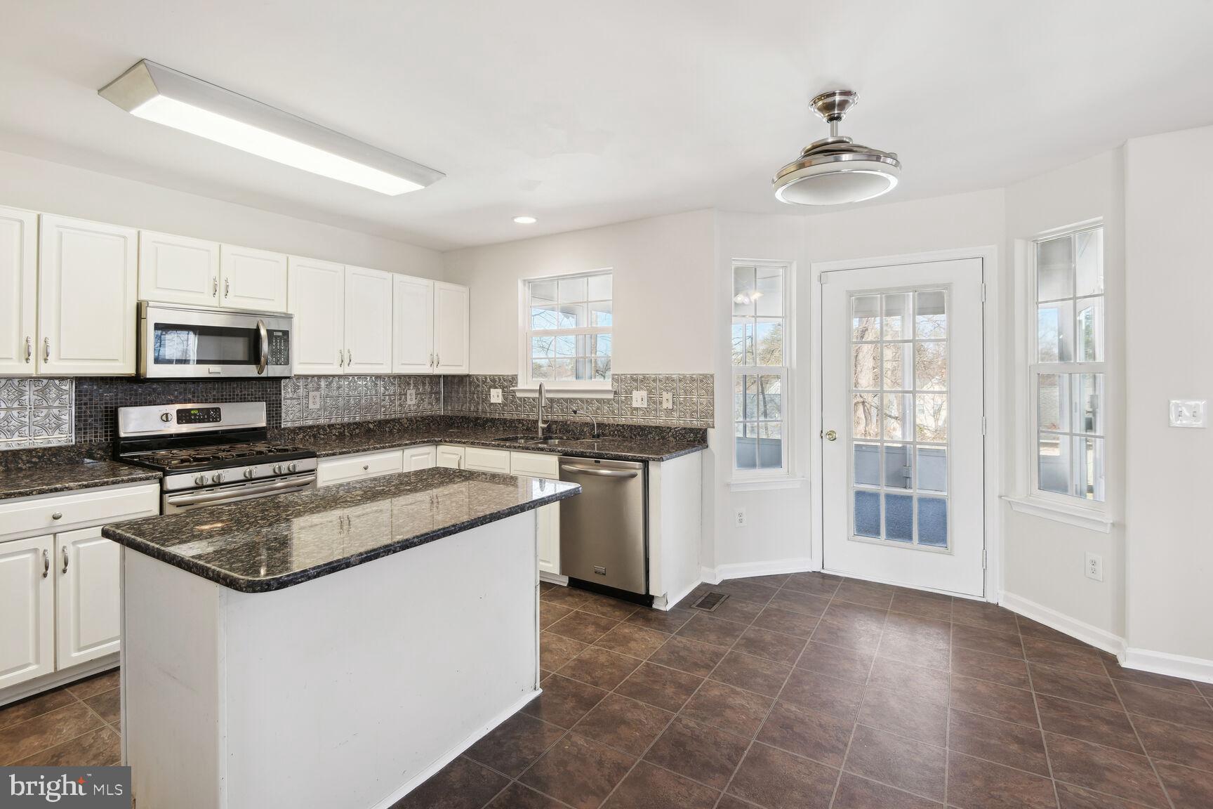 ASHTON - Residential