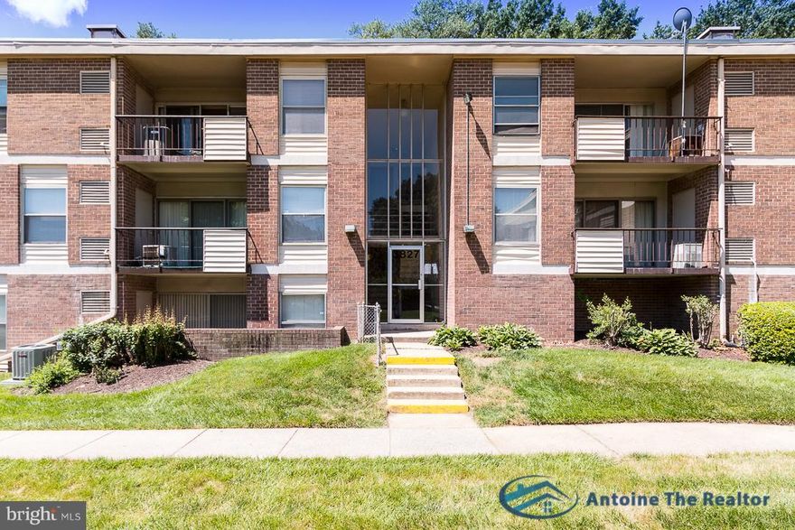 Gorgeous remodel in Marlowe Heights. Plush carpet throughout the condo and a lovely gourmet kitchen with stainless steel appliances. Two huge Bedrooms with larger windows for plenty of natural light. Master Bedroom has large walk-in closet and space for a KING. Live close to the city & minutes to the Capital Beltway, MGM Casino & the Tanger Outlets. Dine in or eat out all types of cultural cuisine