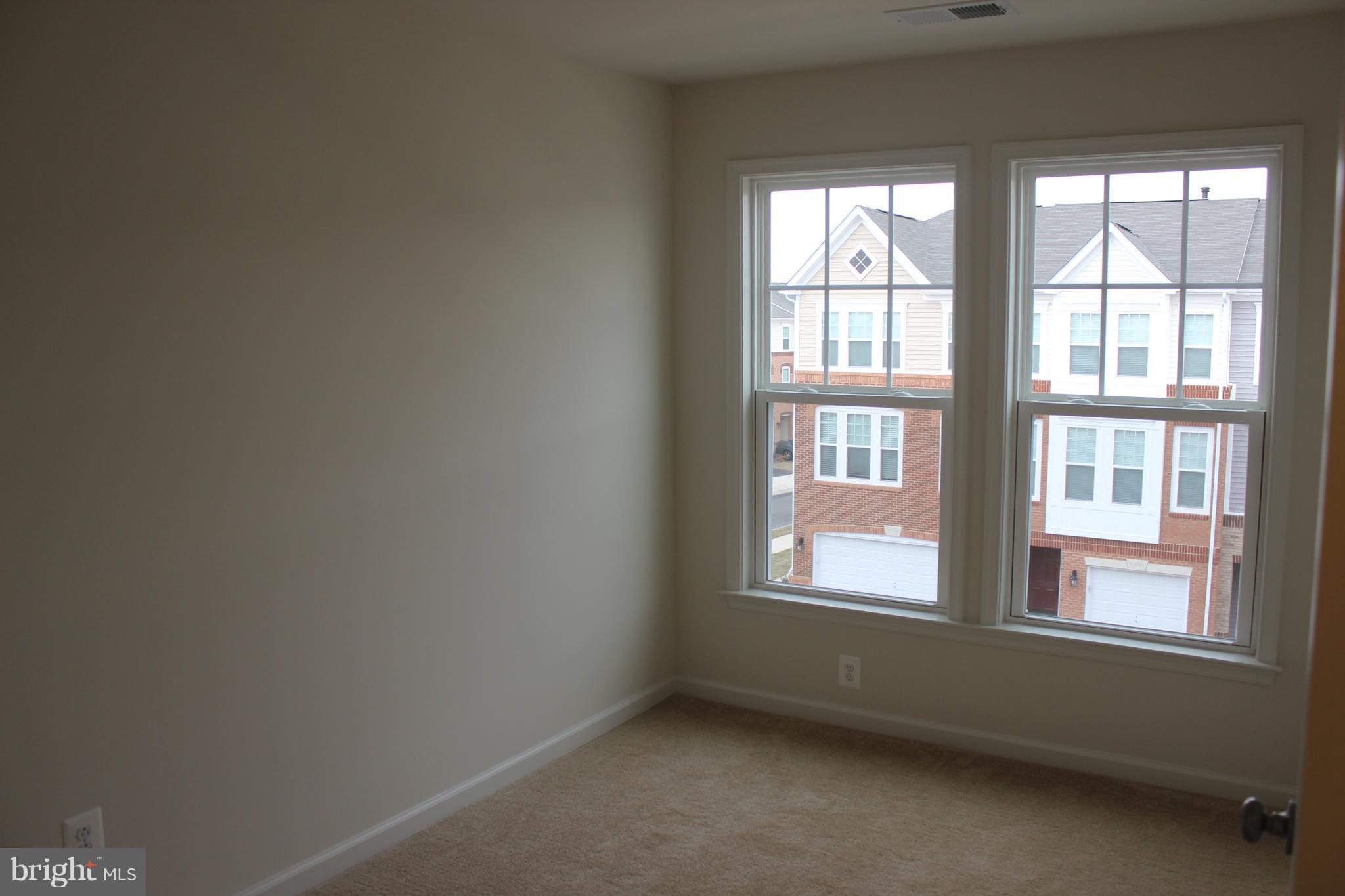 SIGNATURE AT BROADLANDS - Residential Lease