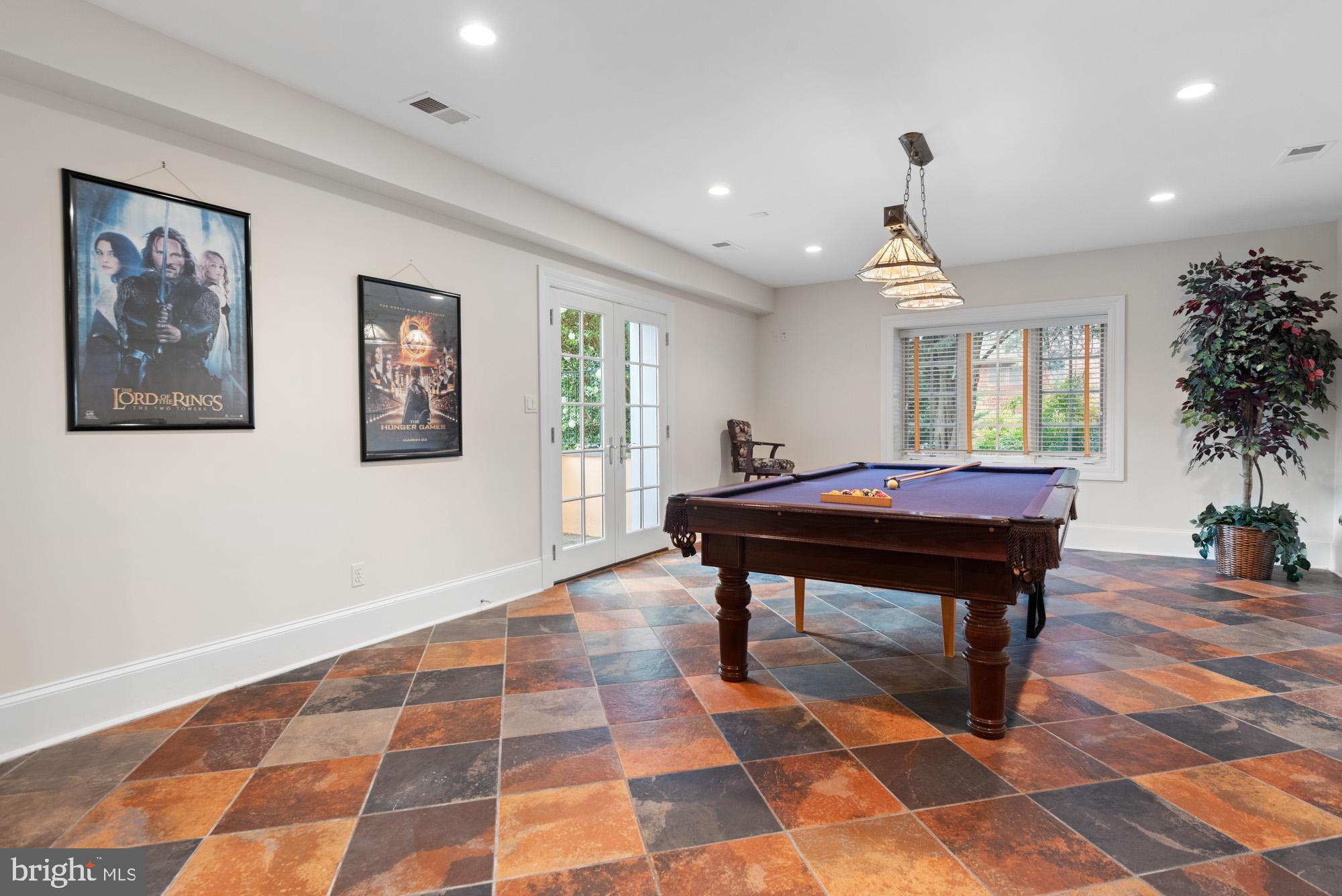 POTOMAC OUTSIDE - Residential