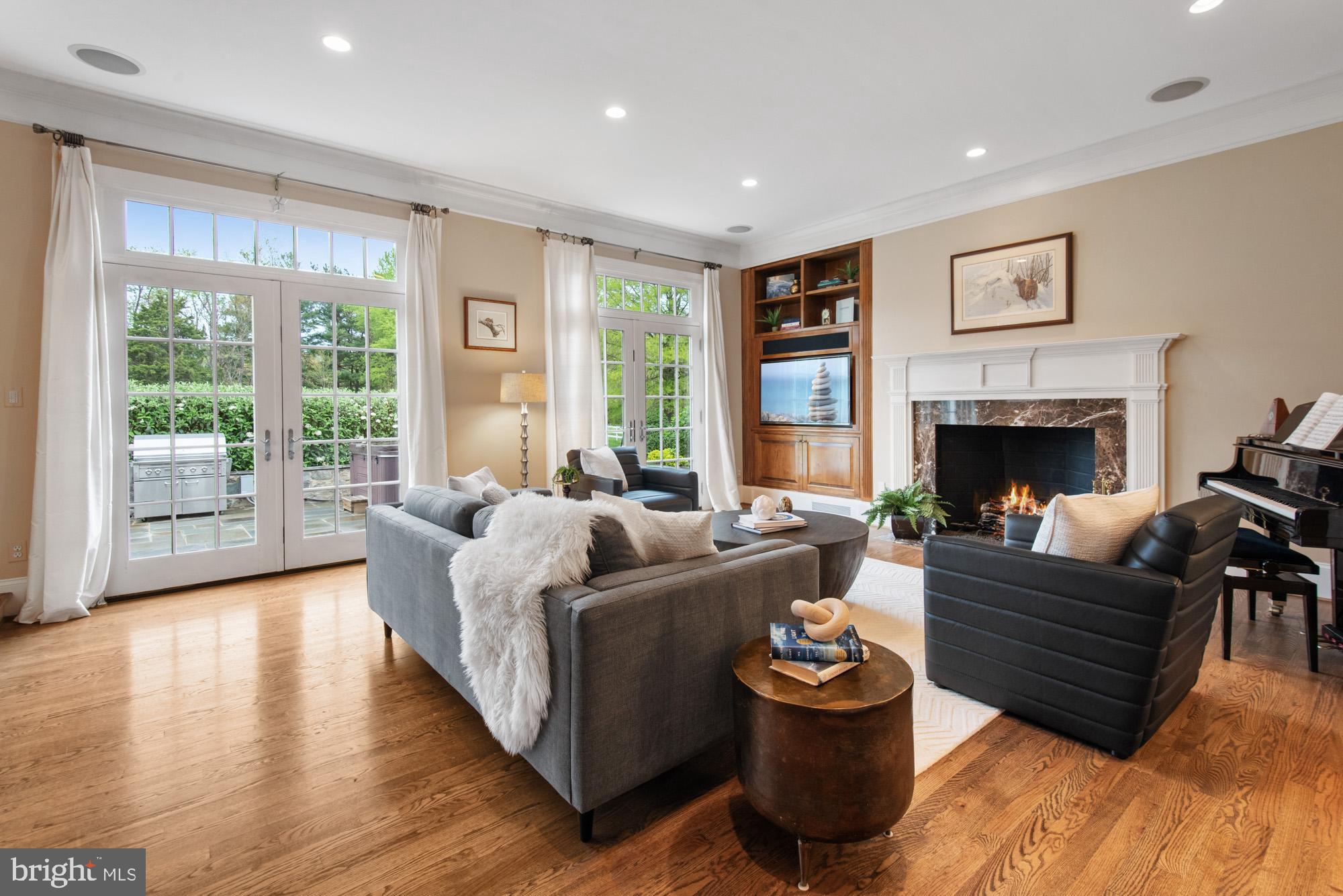 POTOMAC OUTSIDE - Residential