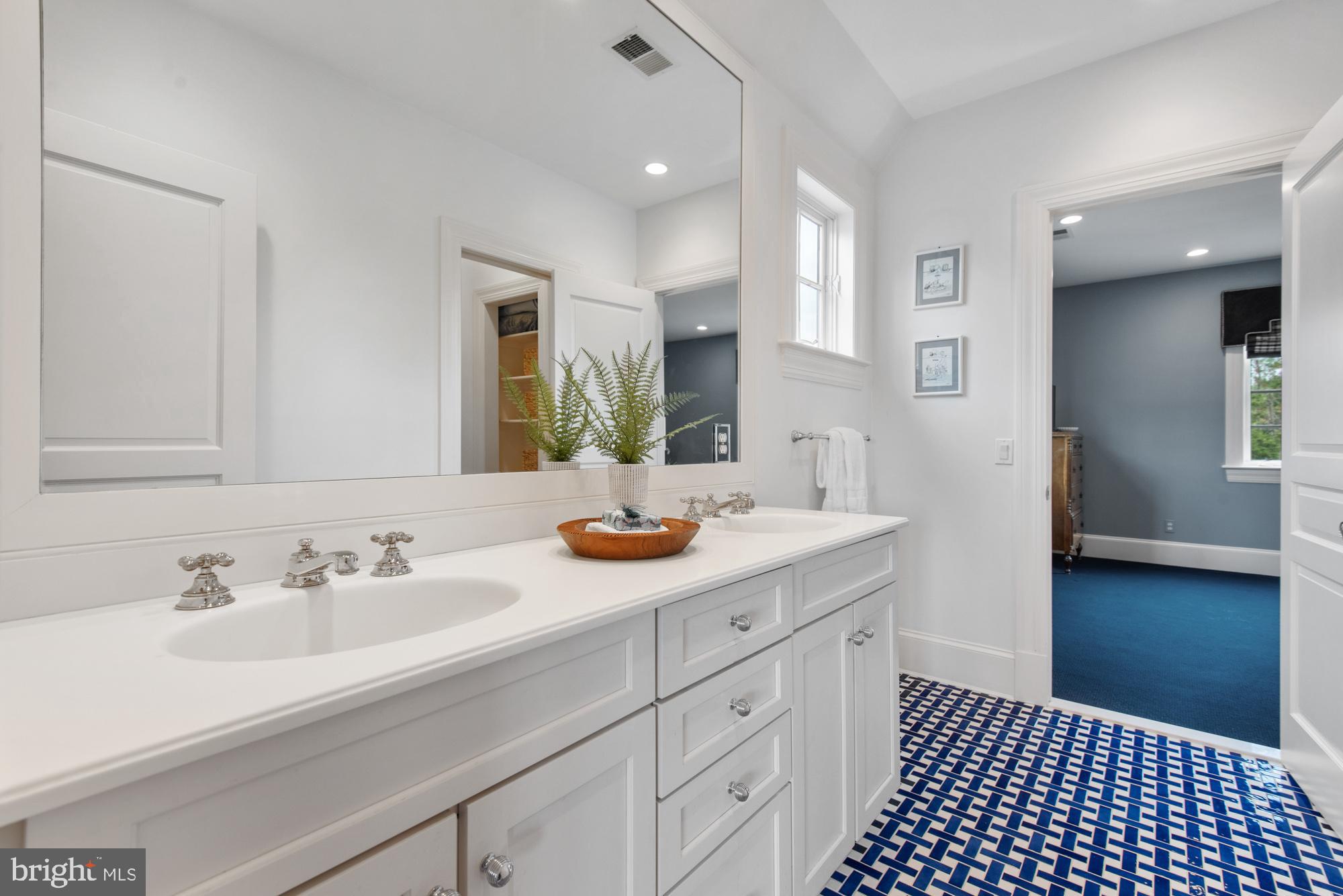 POTOMAC OUTSIDE - Residential