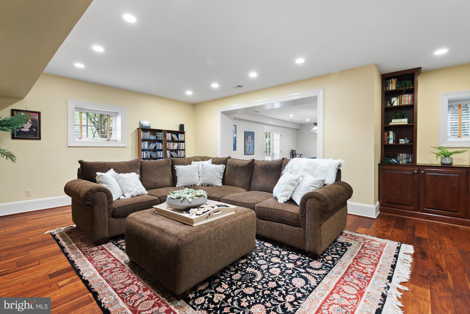 POTOMAC OUTSIDE - Residential