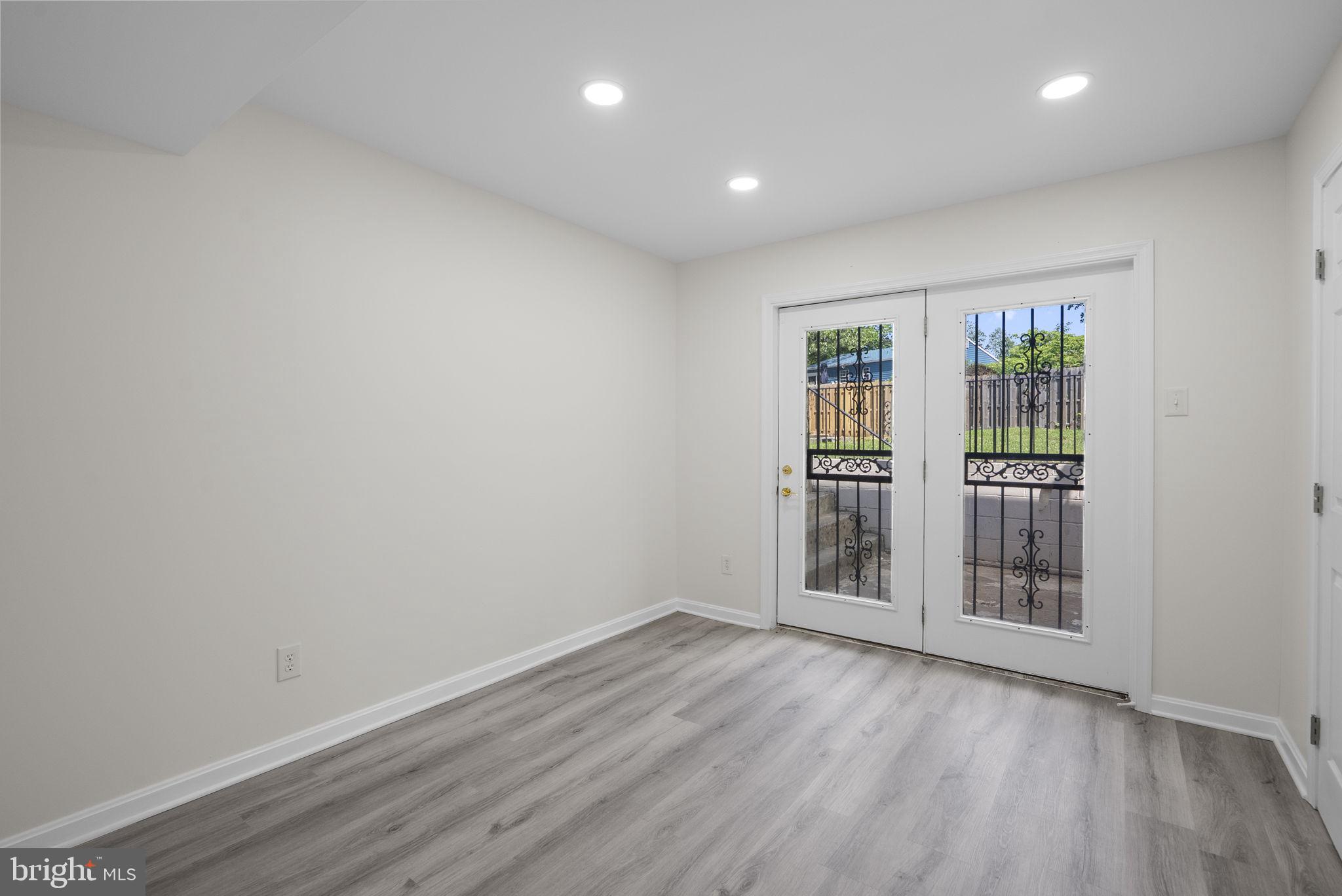 CLINTON WOODS - Residential