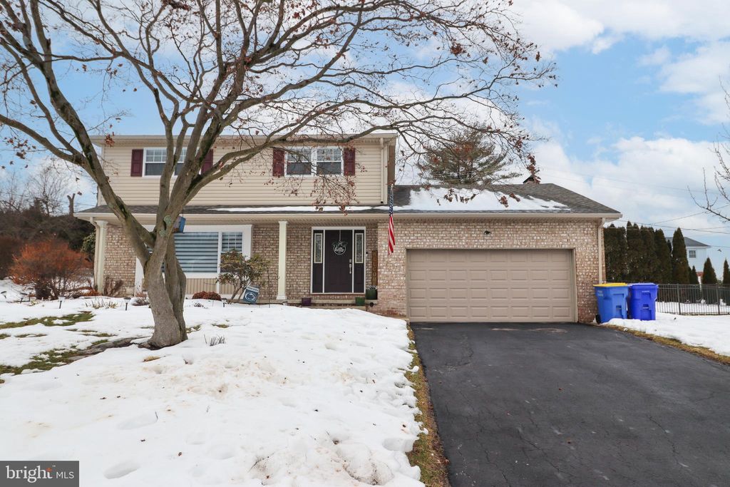 Photo of 500 Cortleigh Drive, YORK, PA 17402 (MLS # PAYK2097842)