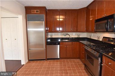 PROMENADE TOWERS - Residential Lease