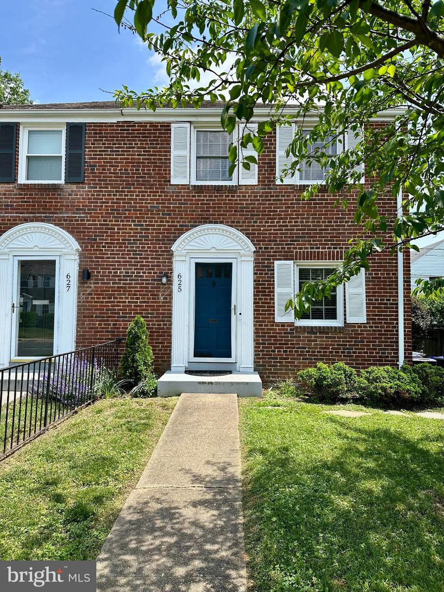 Fully available! September 1 move-in!

Updated TH 3 blocks to Virginia Square Metro * great rear deck & fenced yard * 4 Bedrooms, *2 full updated baths * hardwood floors * steps to shops, restaurants, Metro * Central AC * well maintained and freshly painted * Off Street Parking 

Three bedrooms and 1 bath on upper level.  Recreation room, bedroom, laundry and one full bath in basement.  

Tenant responsible for utilities and lawncare. Lawn service can be arranged through landlord.