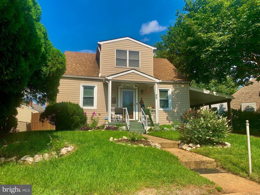 This a very unique house. it is a must see. Master Sweet that everyone person would love to have. A loft room that over looks an amazing family room with plenty of room for house parties and entertainment. All new appliances. Stainless steel gas stove, stainless steel refrigerator and a new washer and dryer. Ready to move in and enjoy. One of a kind house you can't find anywhere. This is an "AS IS" properties...