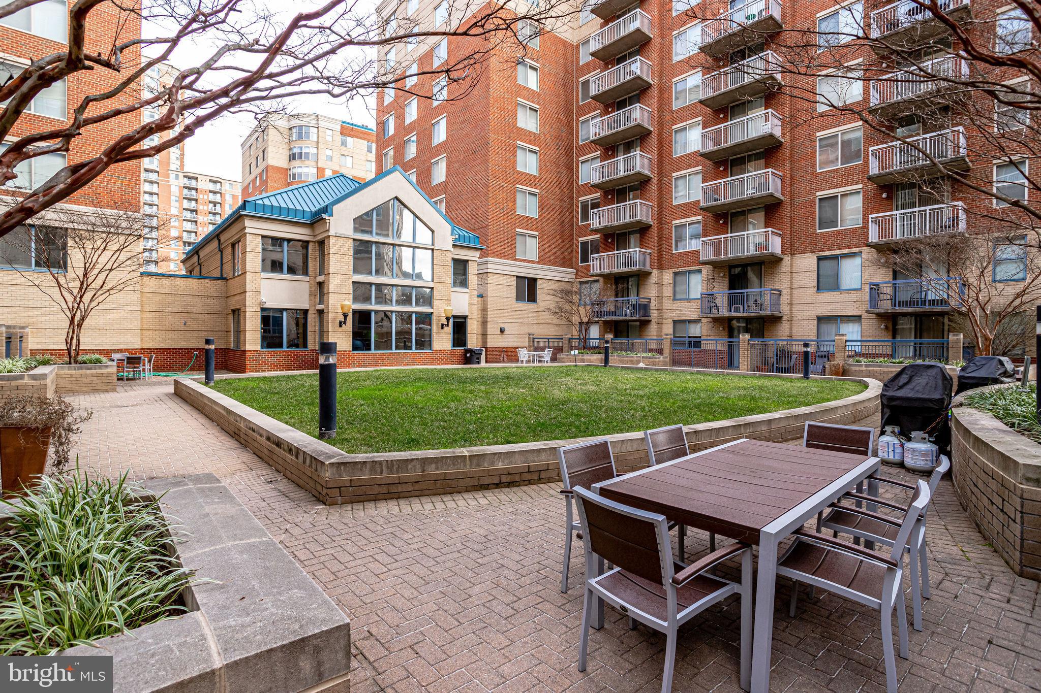 LEXINGTON SQUARE - Residential