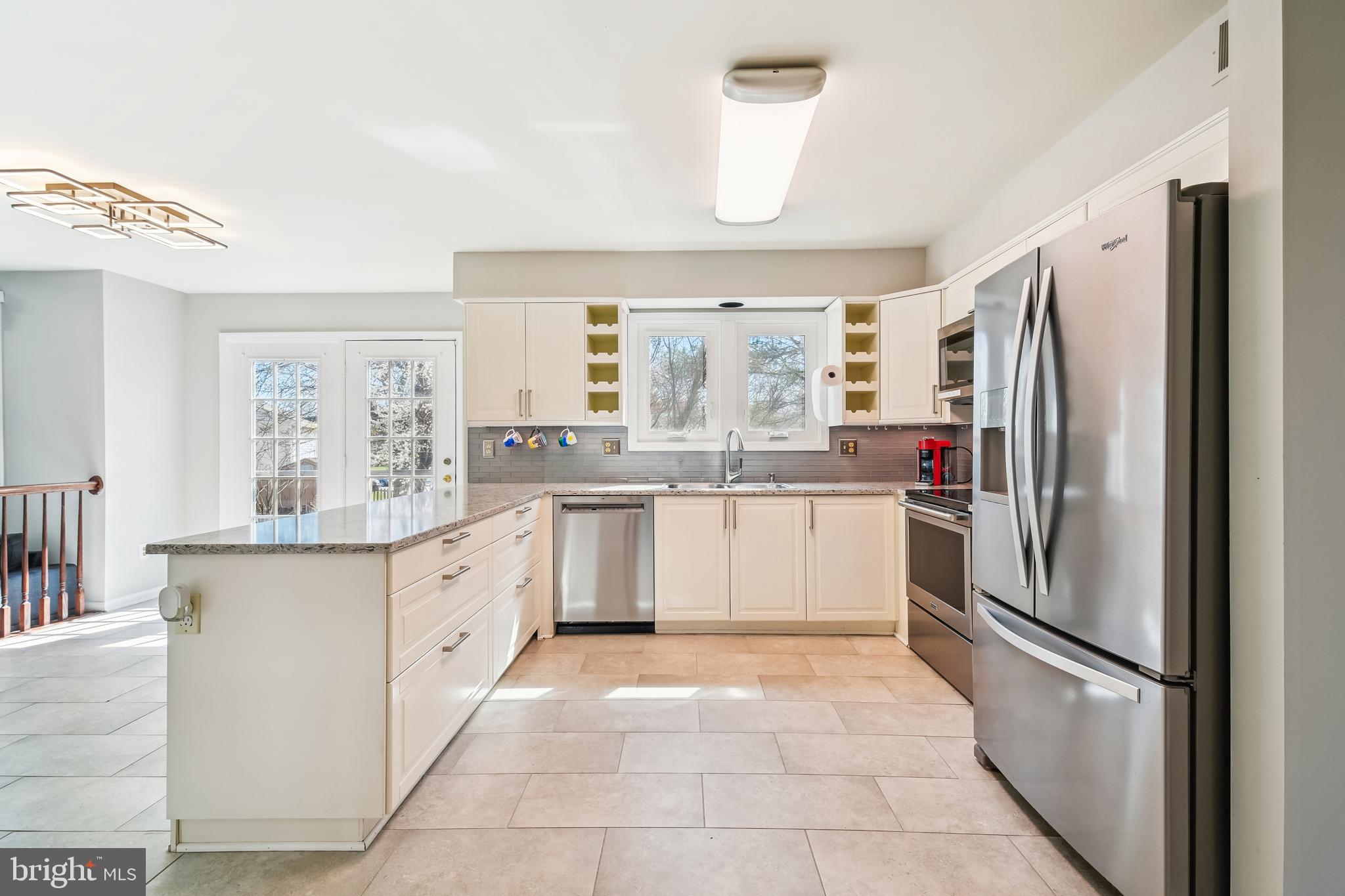 FOUR SEASONS - Residential