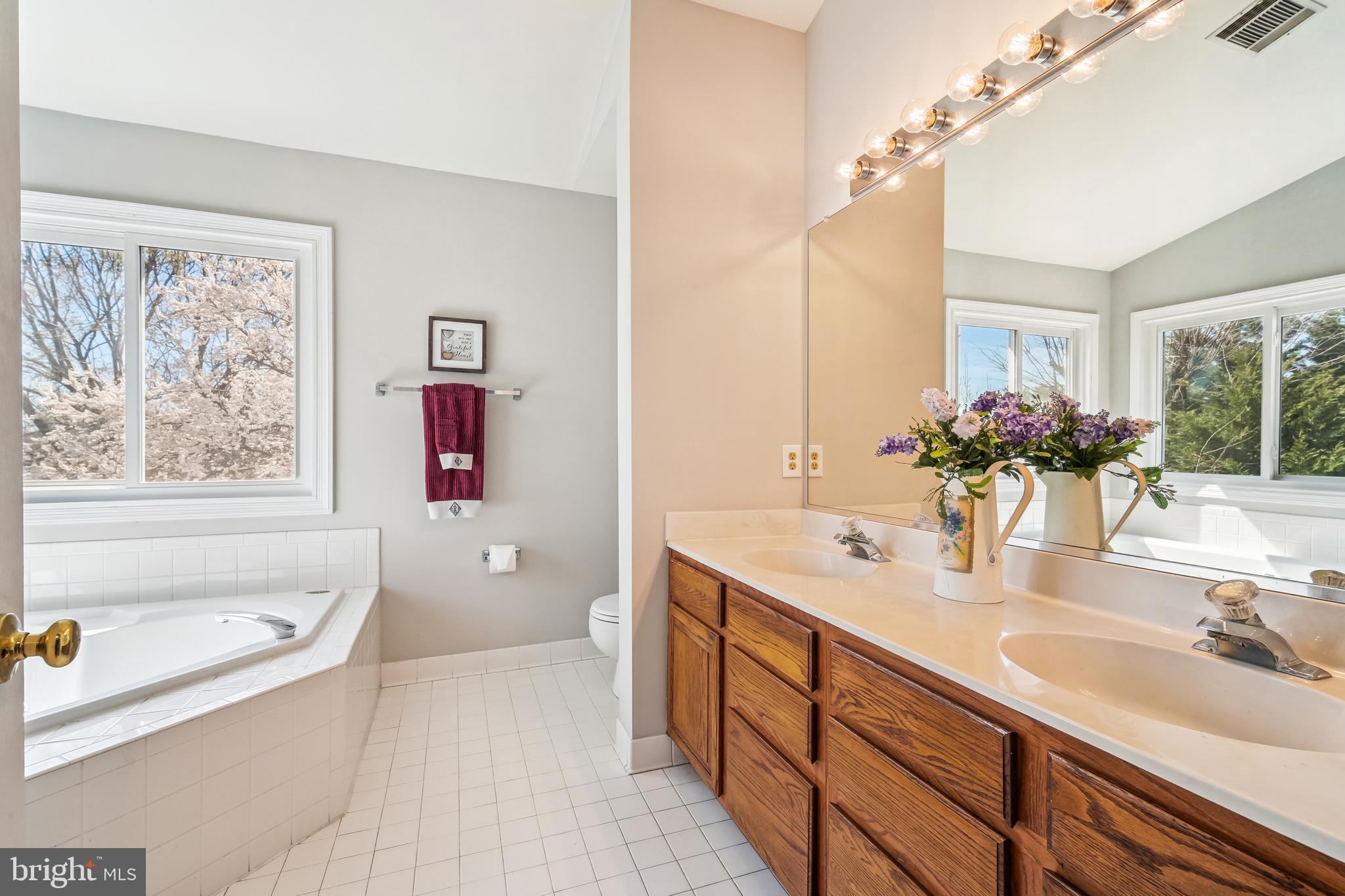 FOUR SEASONS - Residential