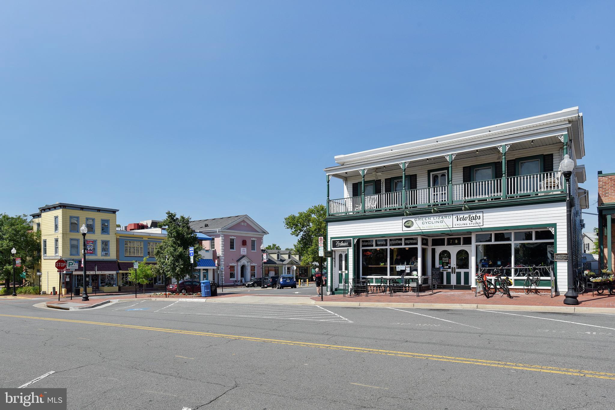 FOUR SEASONS - Residential