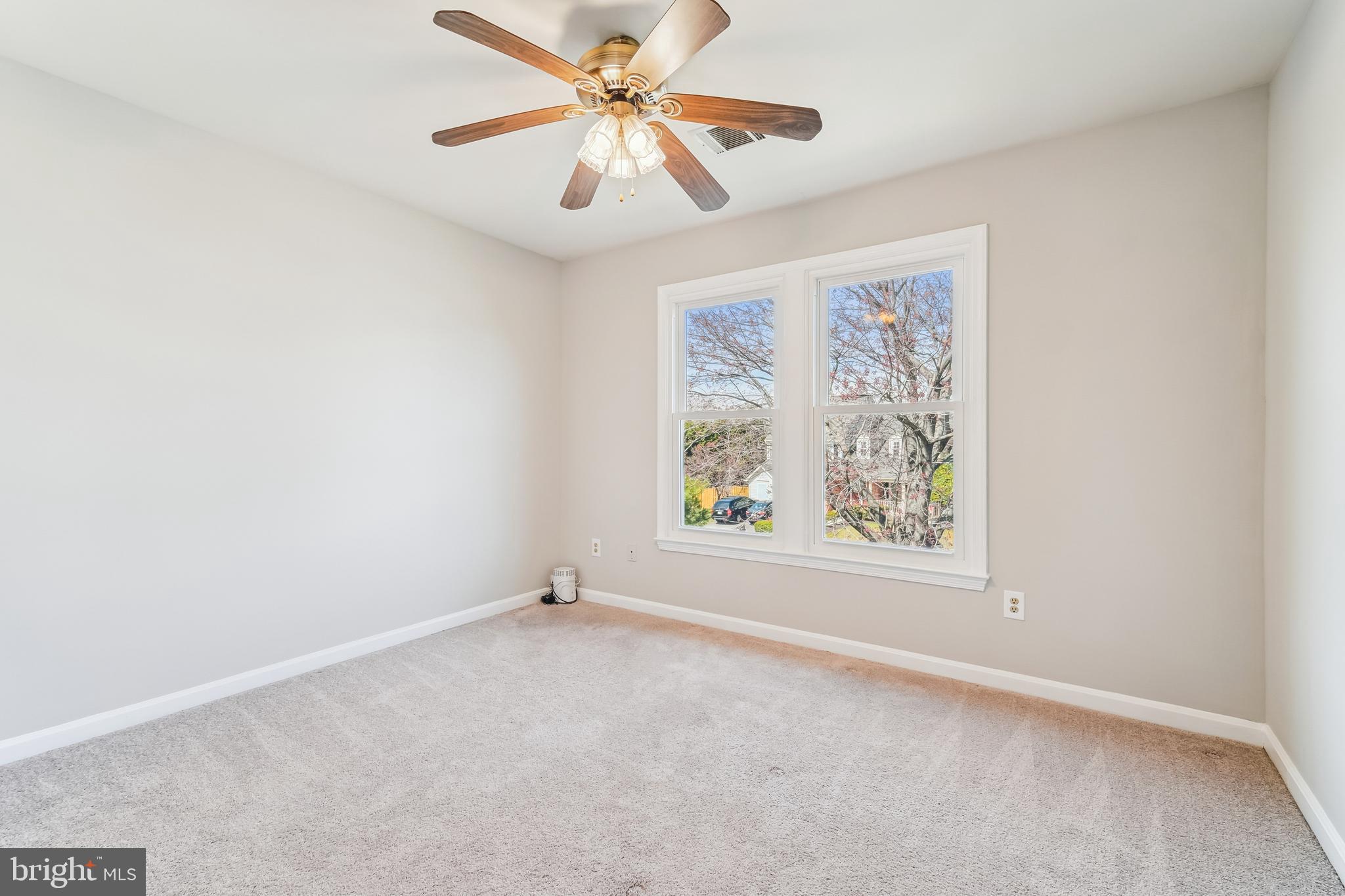 FOUR SEASONS - Residential