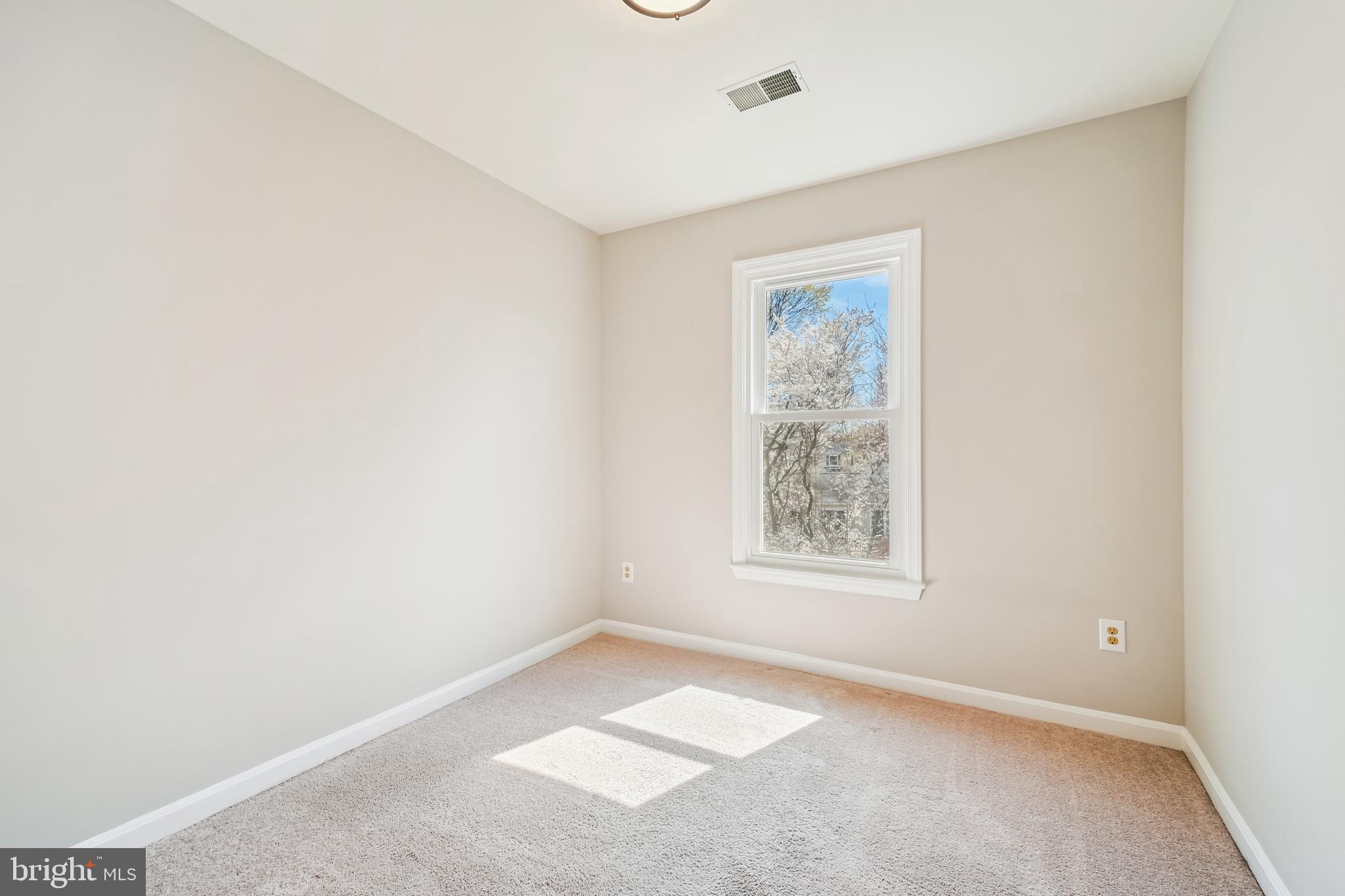 FOUR SEASONS - Residential