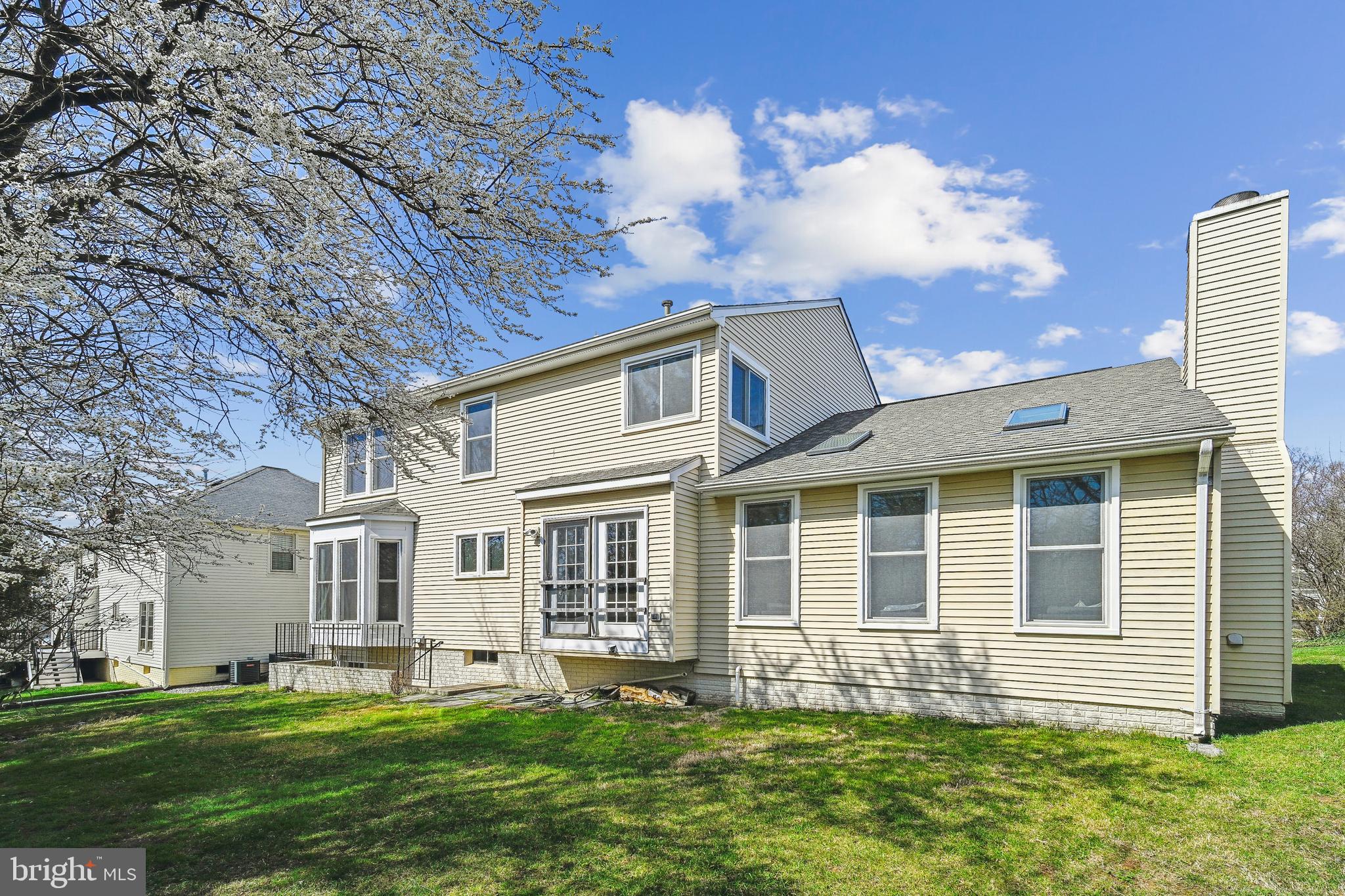 FOUR SEASONS - Residential