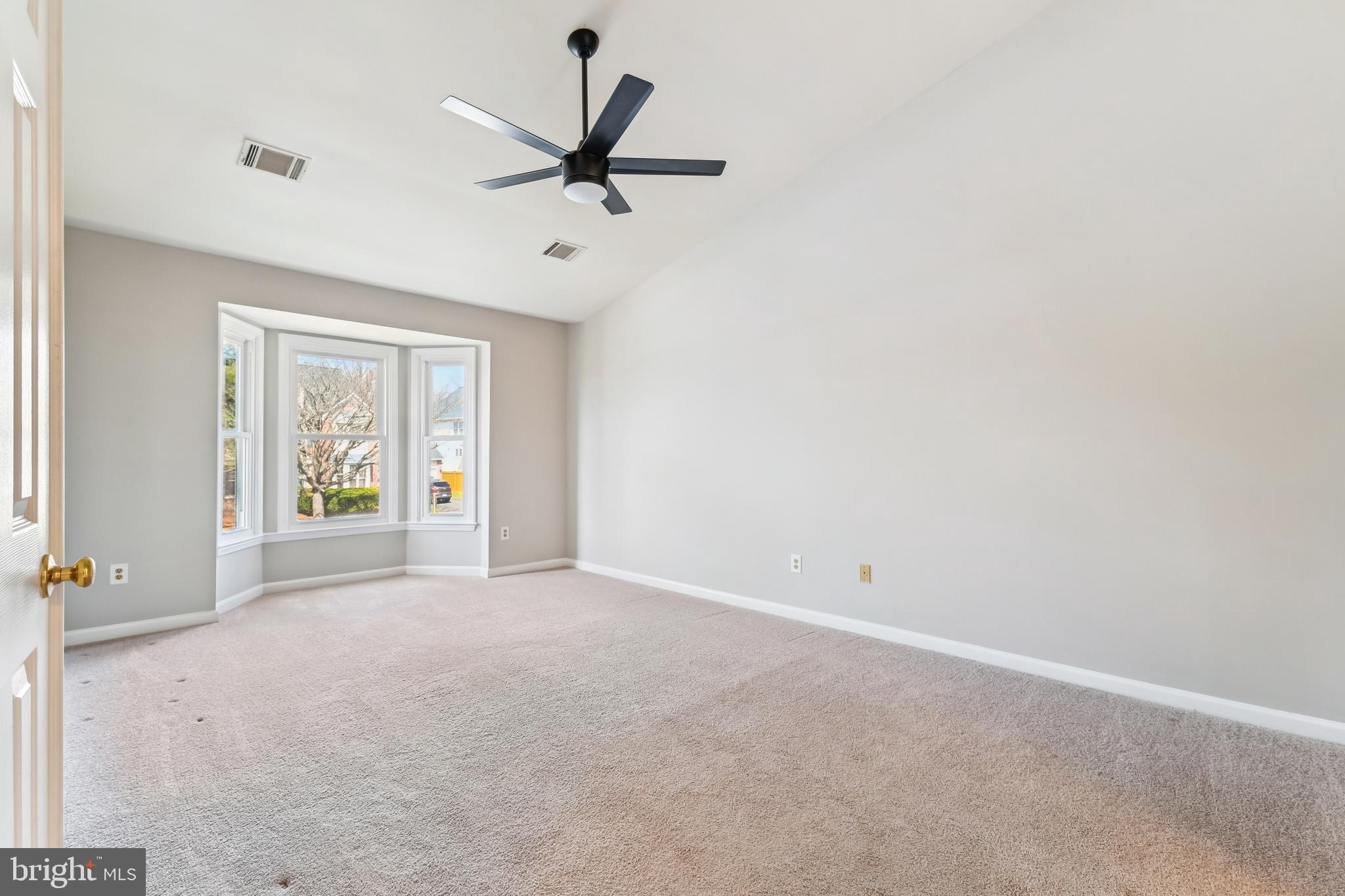 FOUR SEASONS - Residential