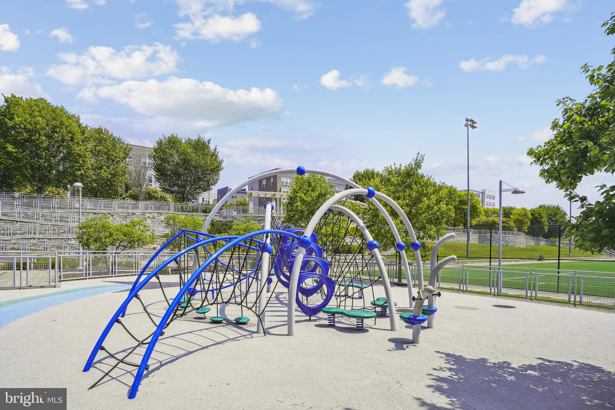 FOUR SEASONS - Residential