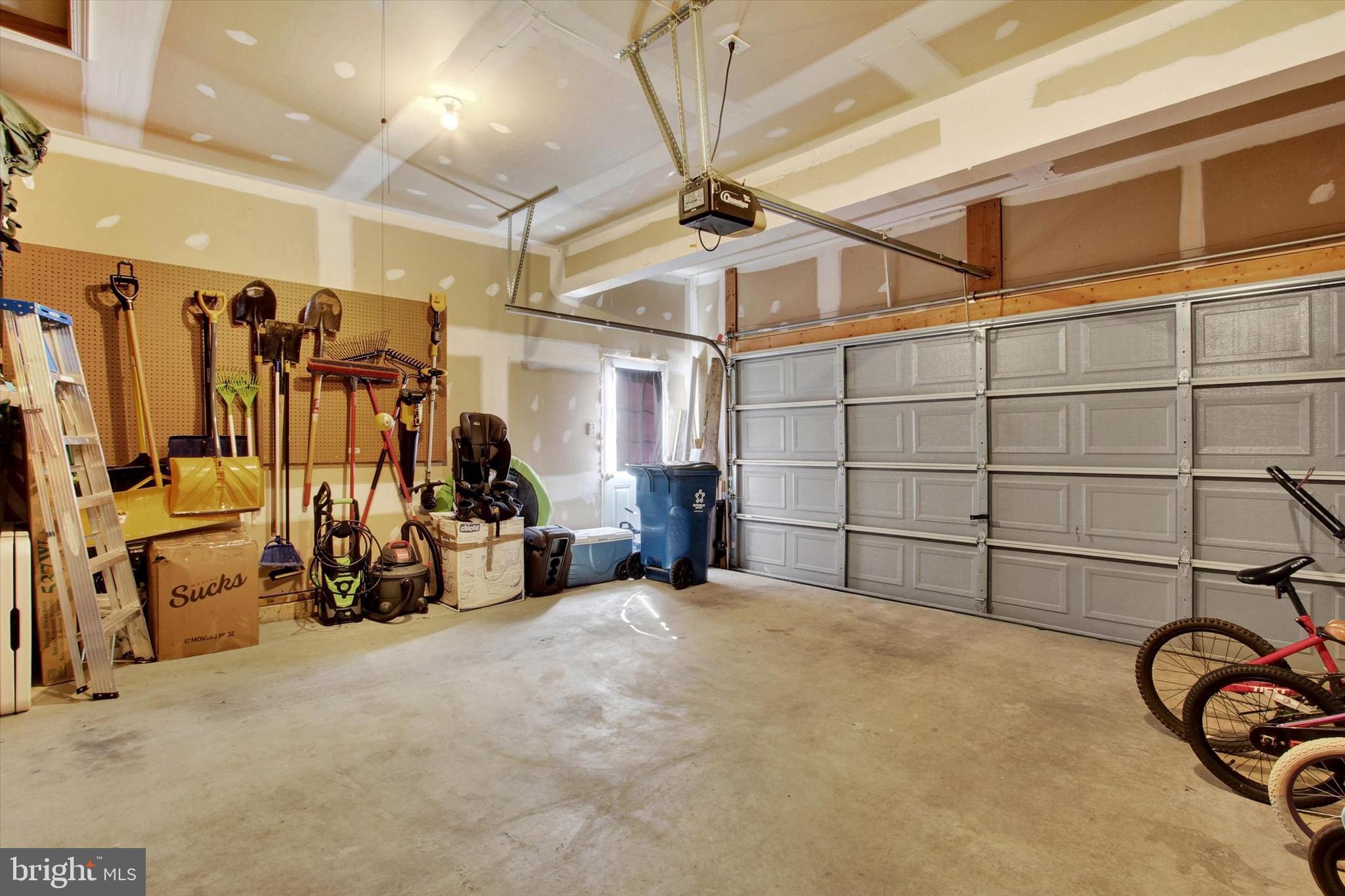 WHISPERING HILLS - Residential