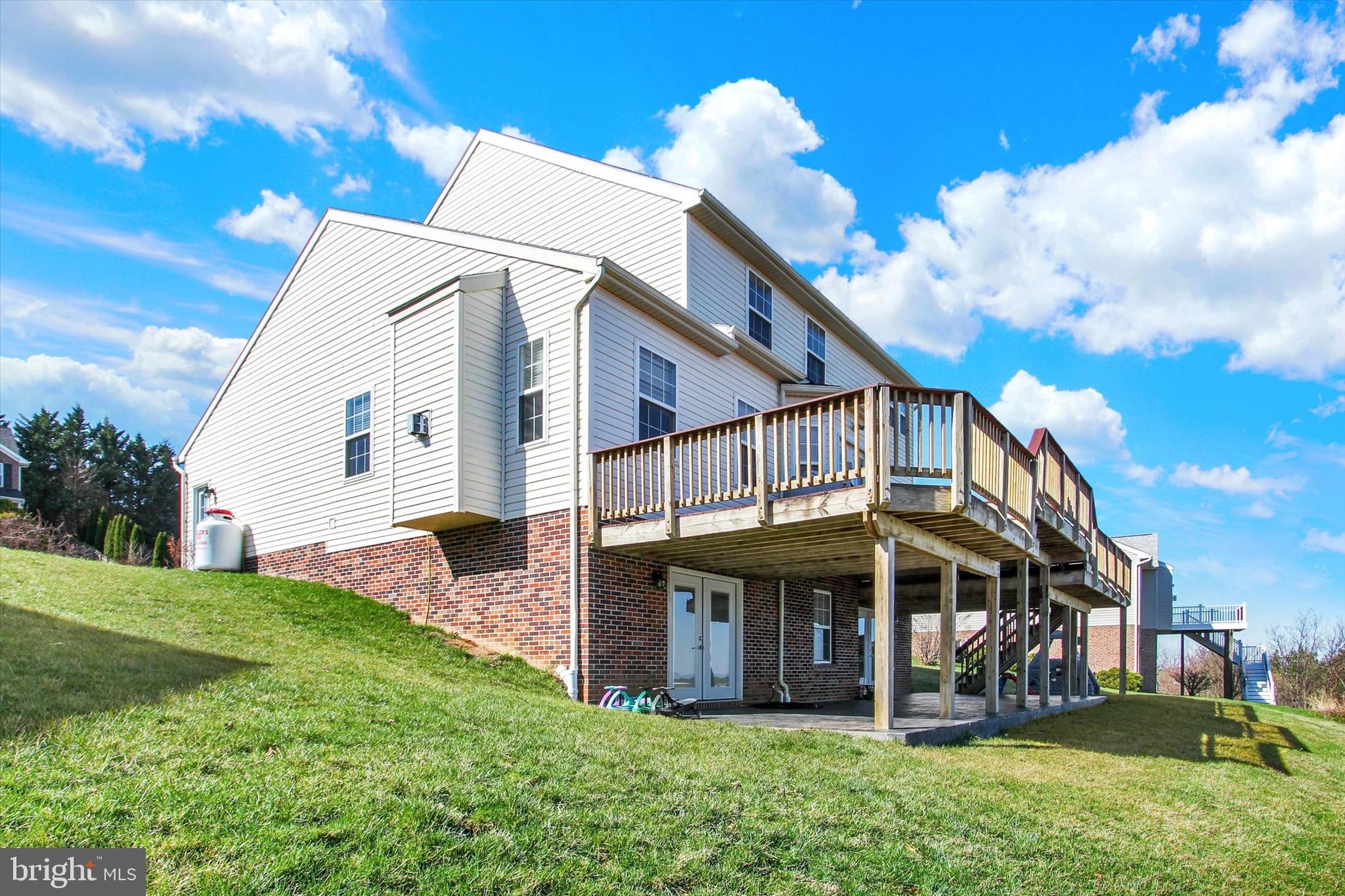 WHISPERING HILLS - Residential