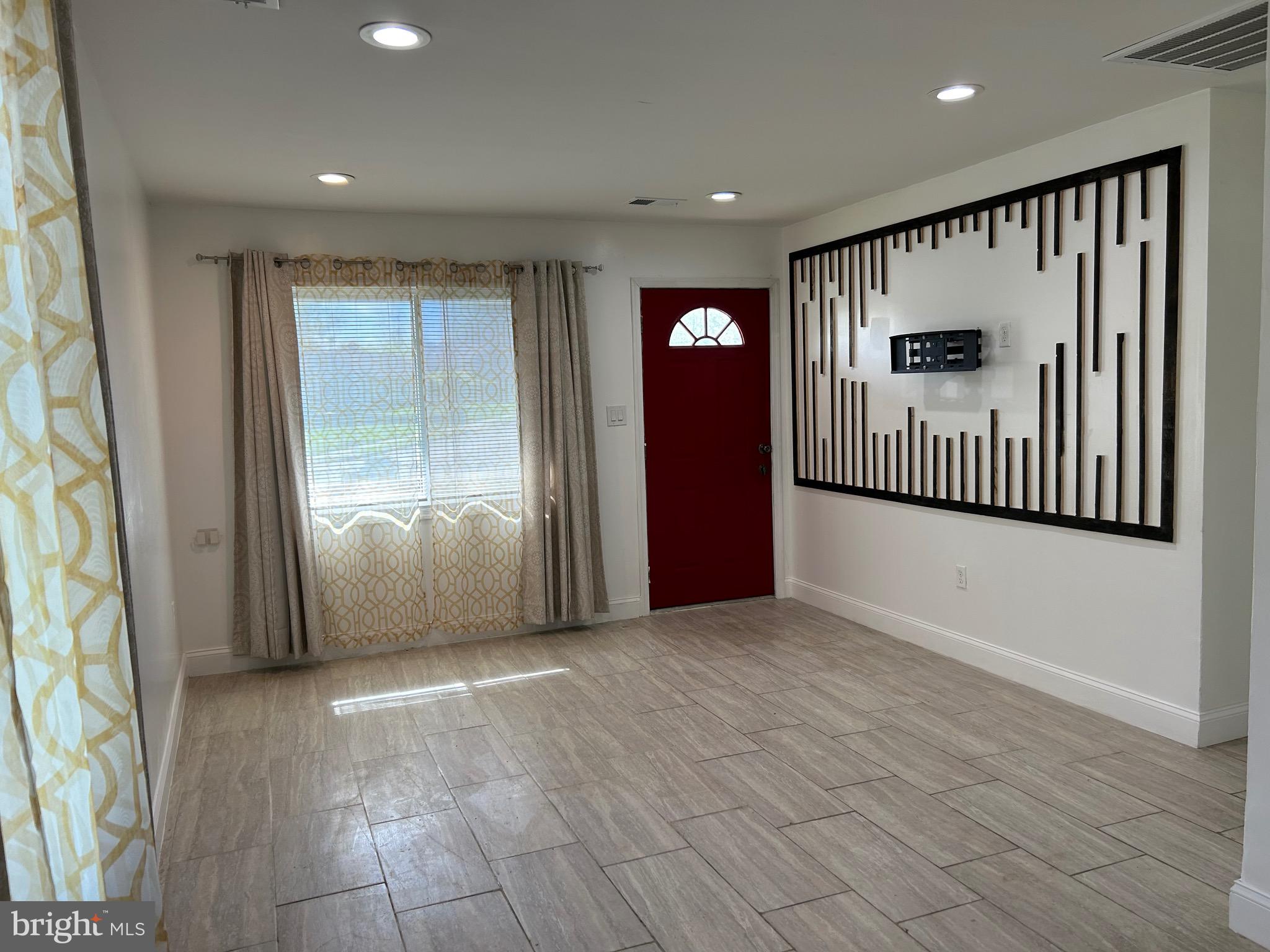 SOUTH LAWN - Residential