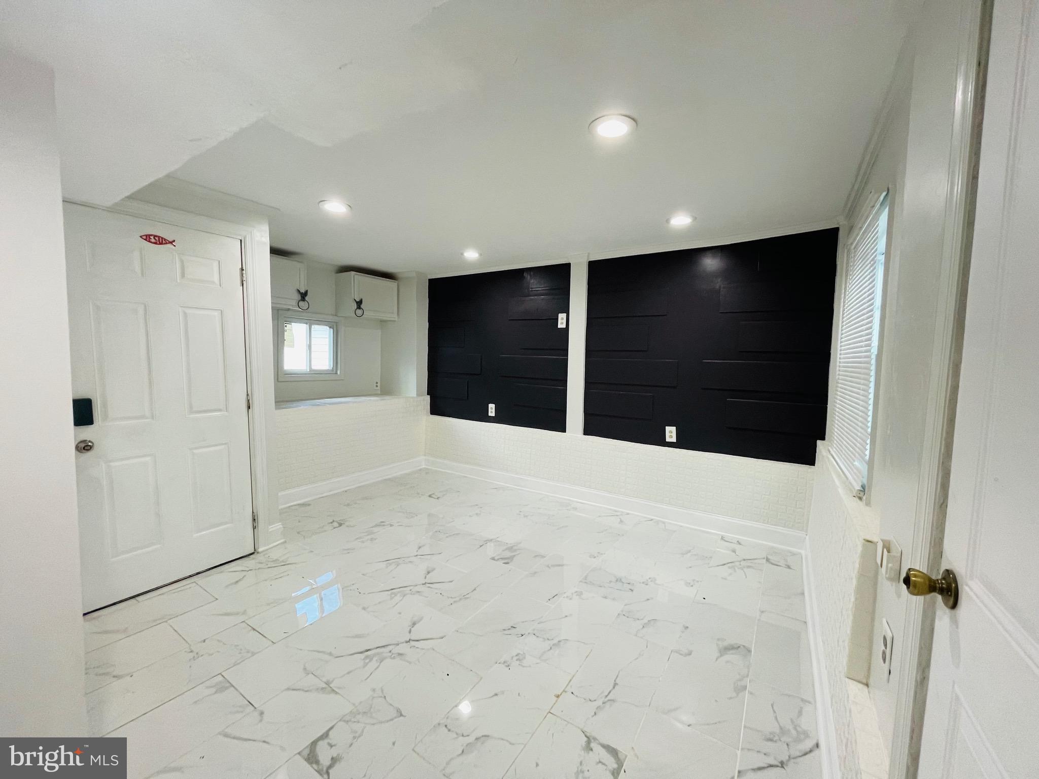 SOUTH LAWN - Residential