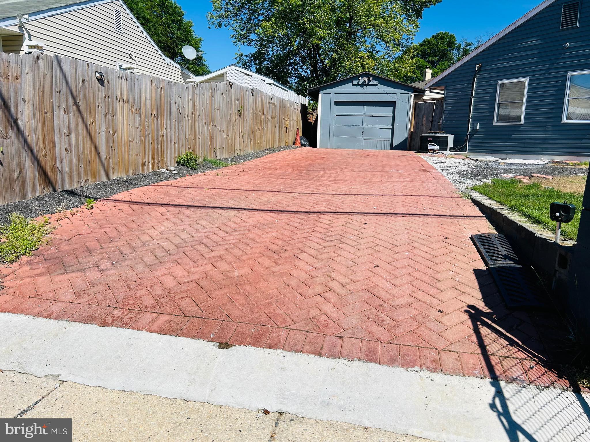 SOUTH LAWN - Residential