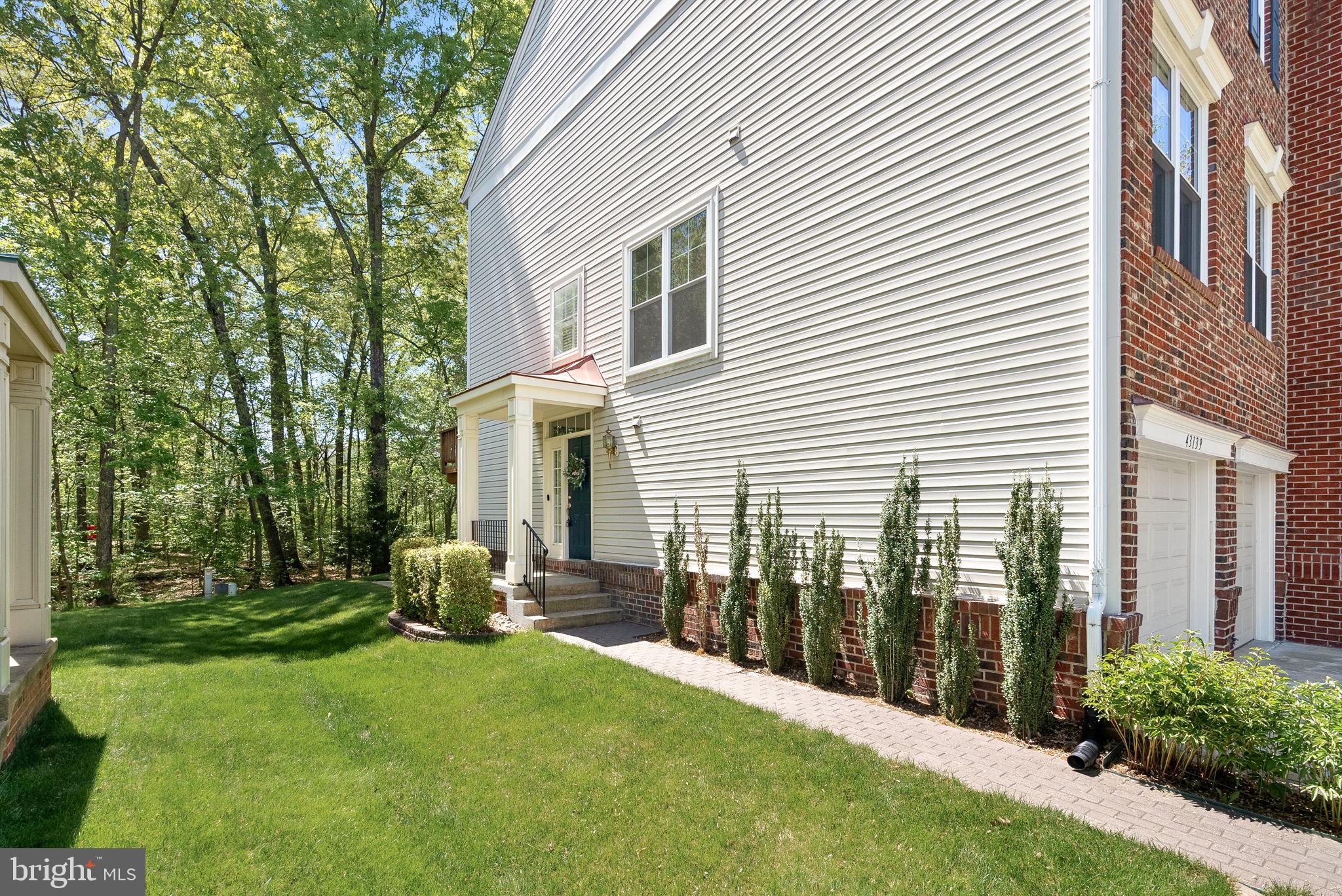 SIGNATURE AT BROADLANDS - Residential