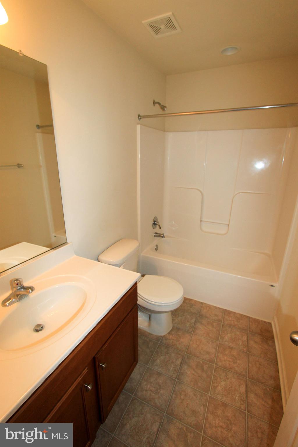 LAKELAND PLACE - Residential Lease