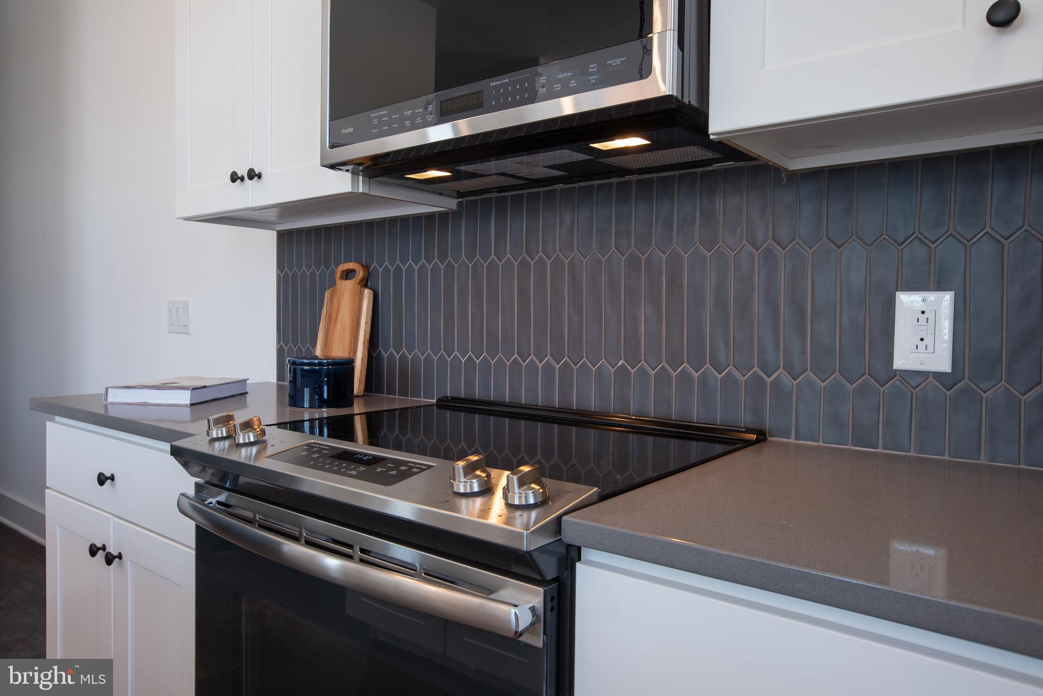 2940 W THOMPSON STREET UNIT 102