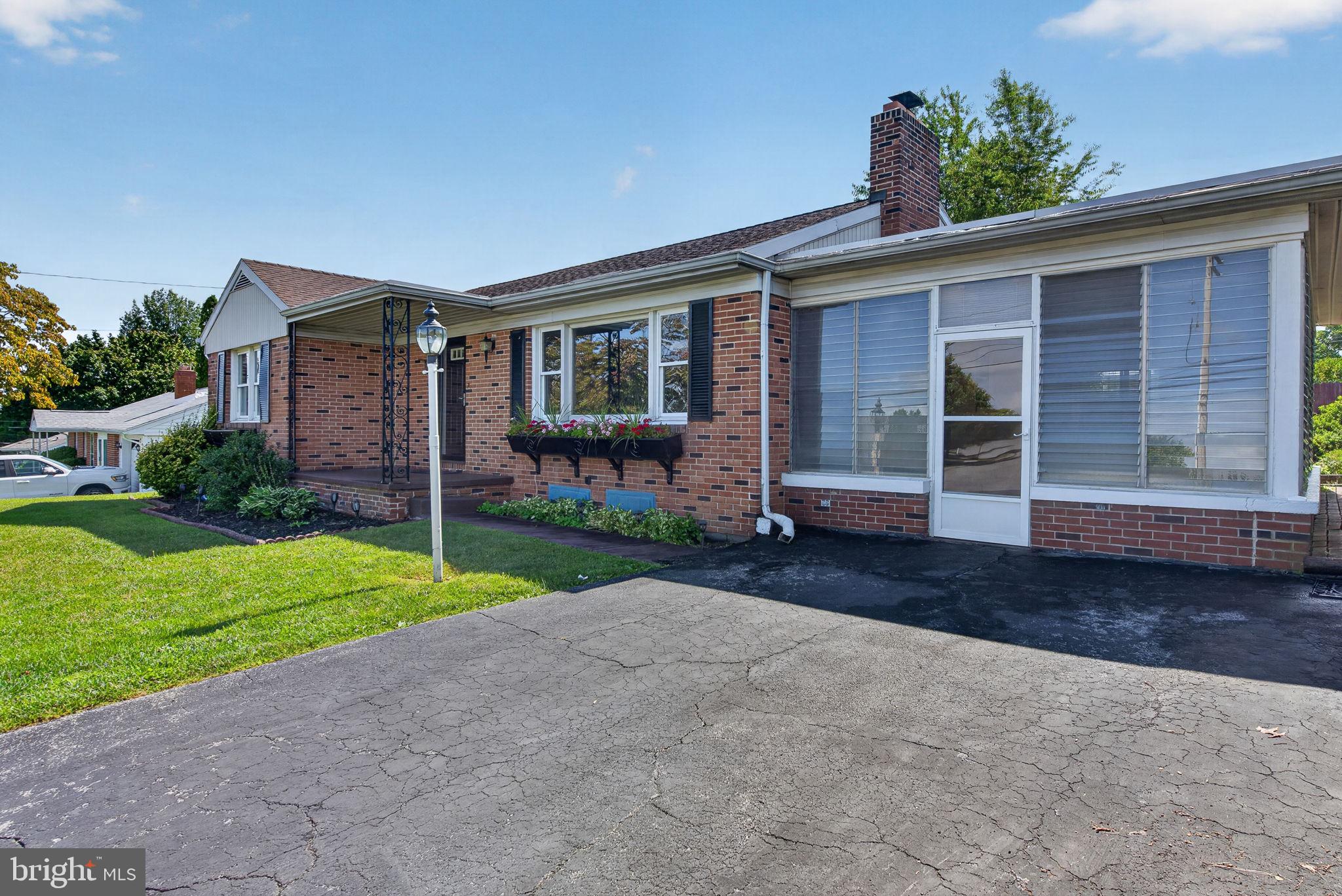 570 MANOR ROAD