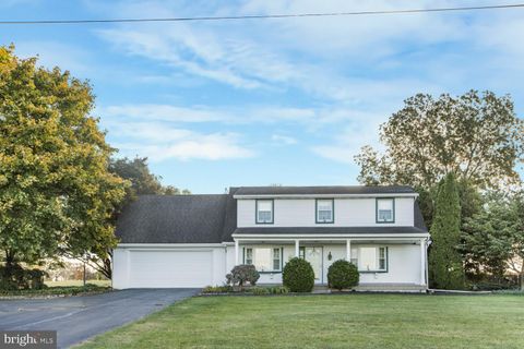 Photo of 710 W Lexington Road, LITITZ, PA 17543 (MLS # PALA2059658)