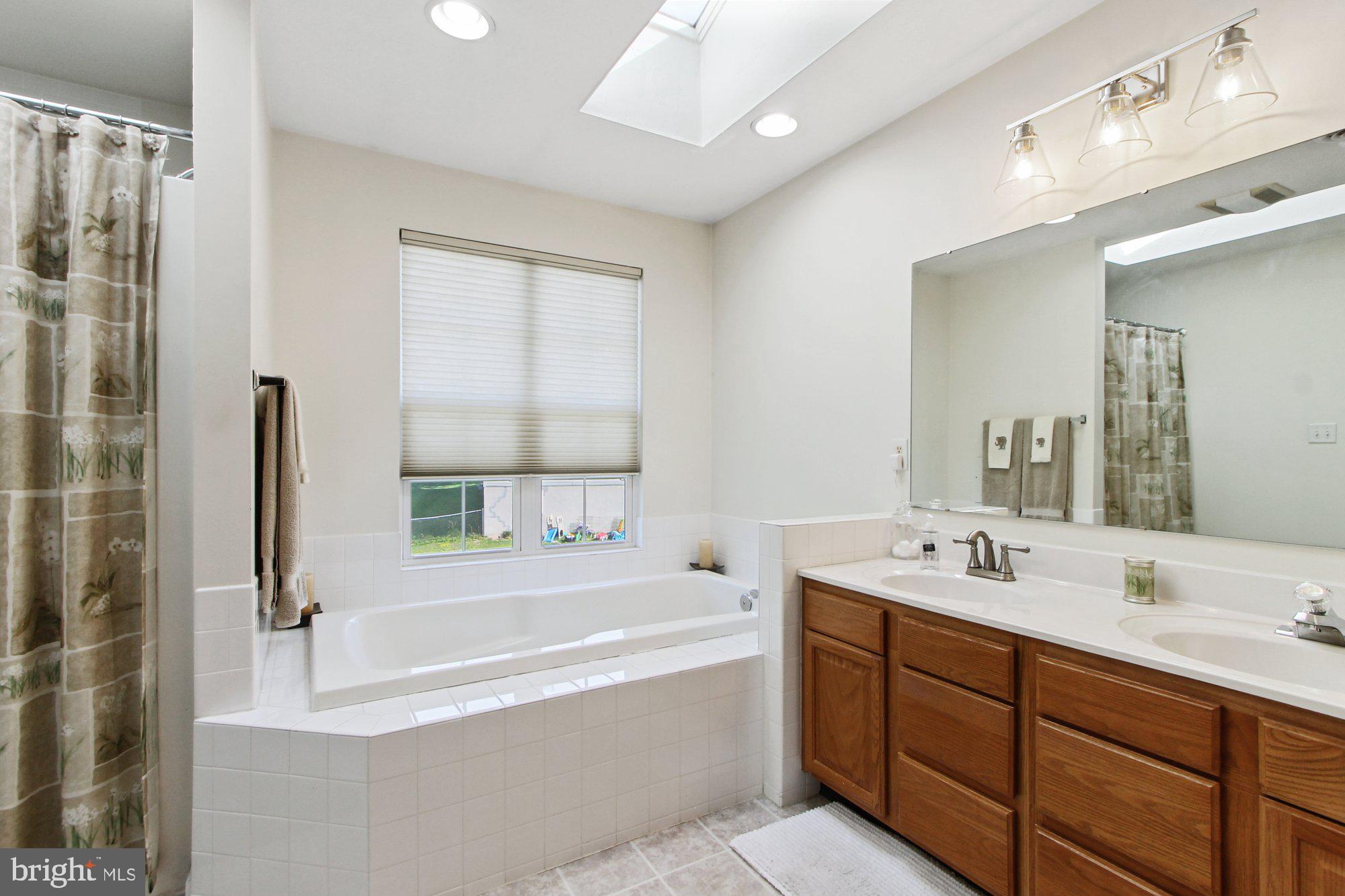 COLONIAL HILLS - Residential