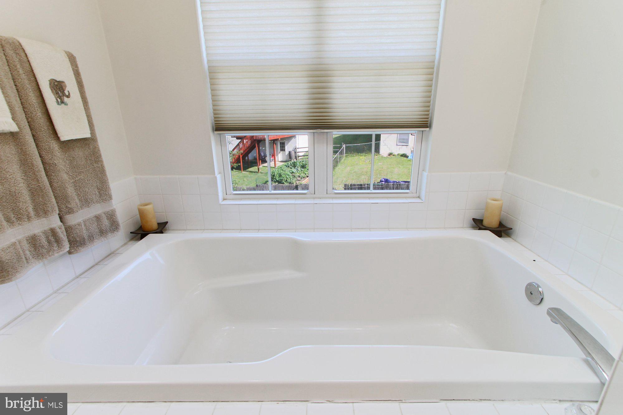 COLONIAL HILLS - Residential