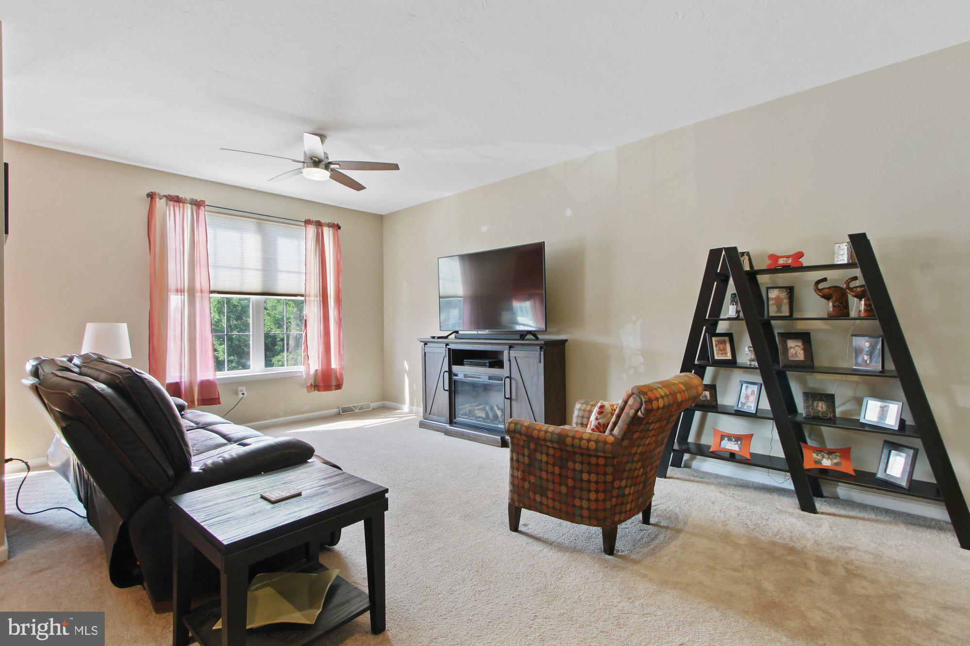 COLONIAL HILLS - Residential