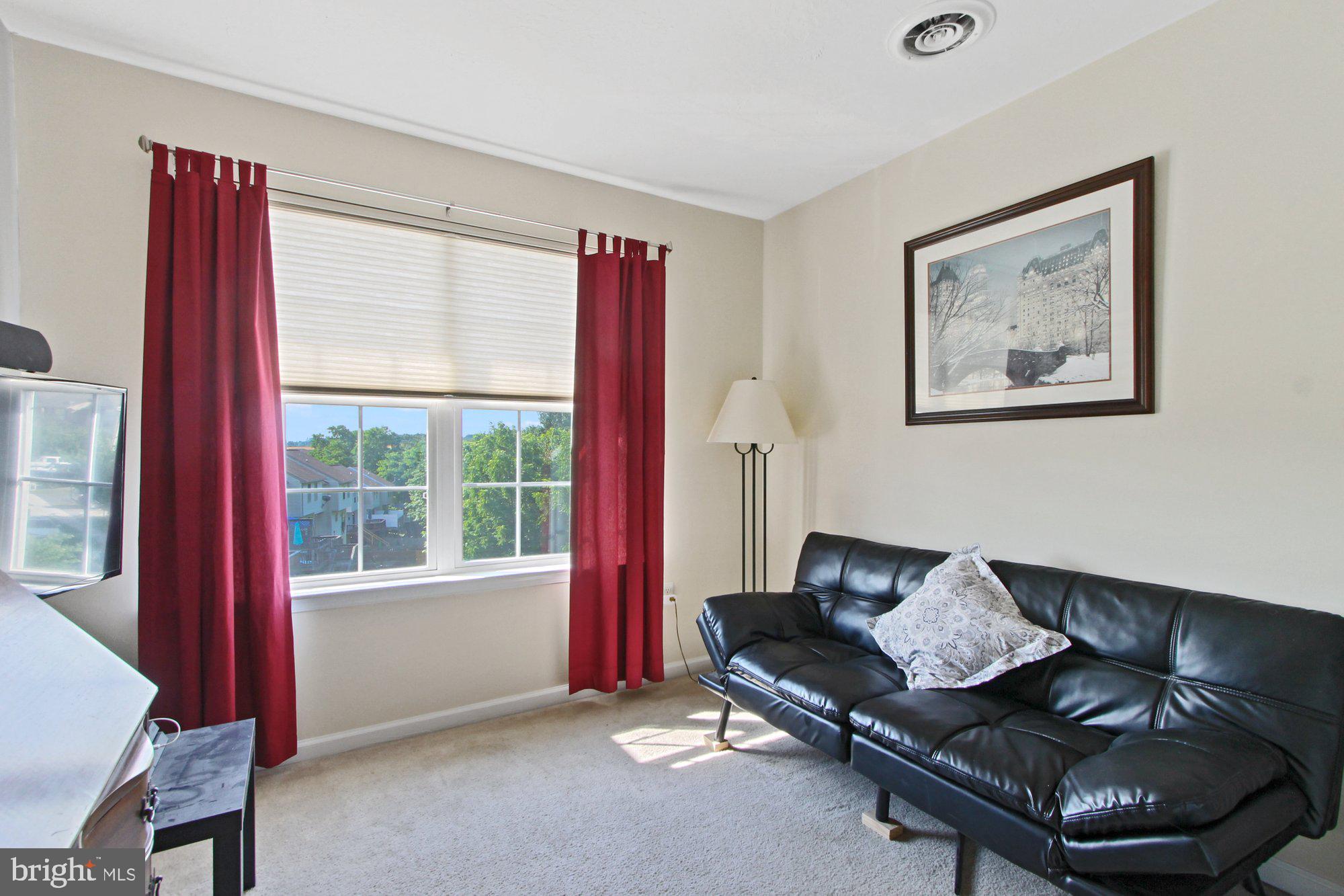 COLONIAL HILLS - Residential