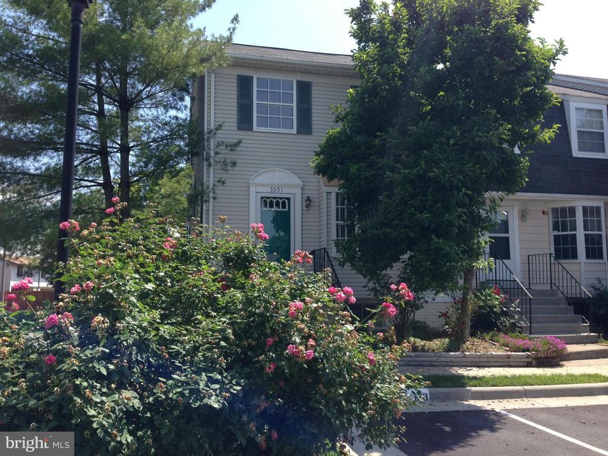 Fab - Spacious end Townhouse, sparkling & bright. Great location, 1 Mile +- Fort Belvior, easy access - recreation, transportation & shopping. Large living & dining rm w/hardwood floor, Eat-in kitchen w/table space, great private master suite, Lower level; w/Rec rm, 2nd kitchen, & bedrm/den.  main level deck w/stairs to fenced back yard patio, plenty of parking, Vouchers considered, NEW appliances