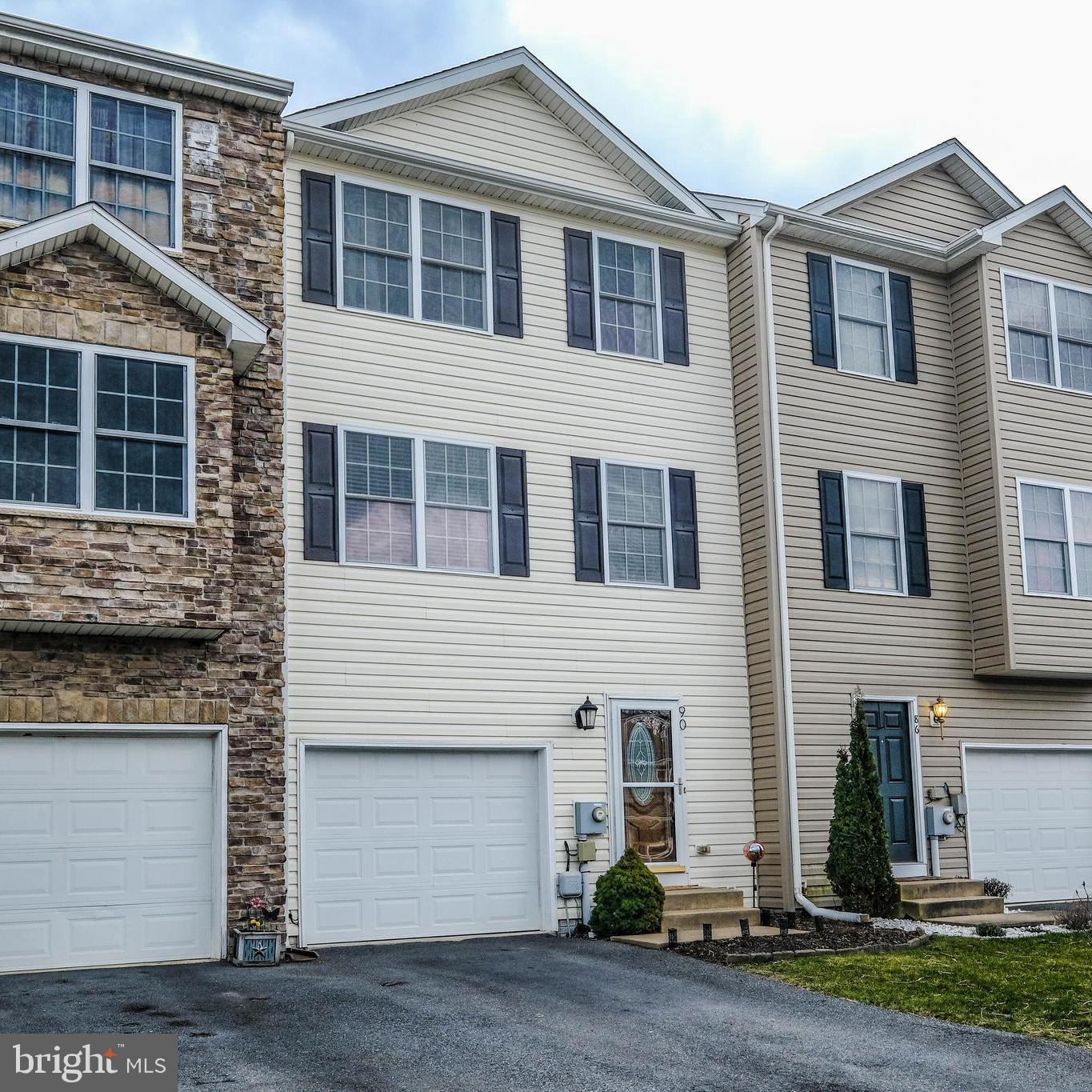 THE TOWNES AT OAKHURST - Residential