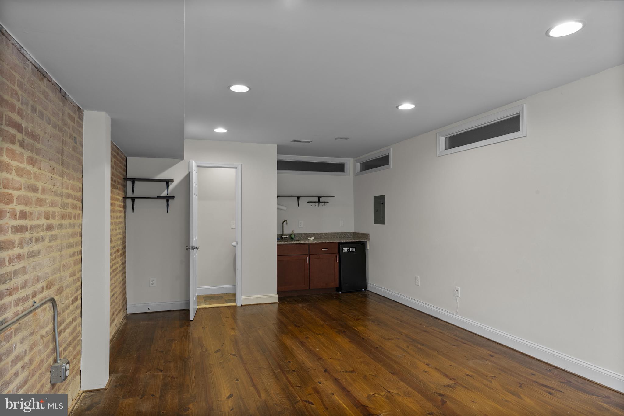 RIVERSIDE PARK - Residential Lease