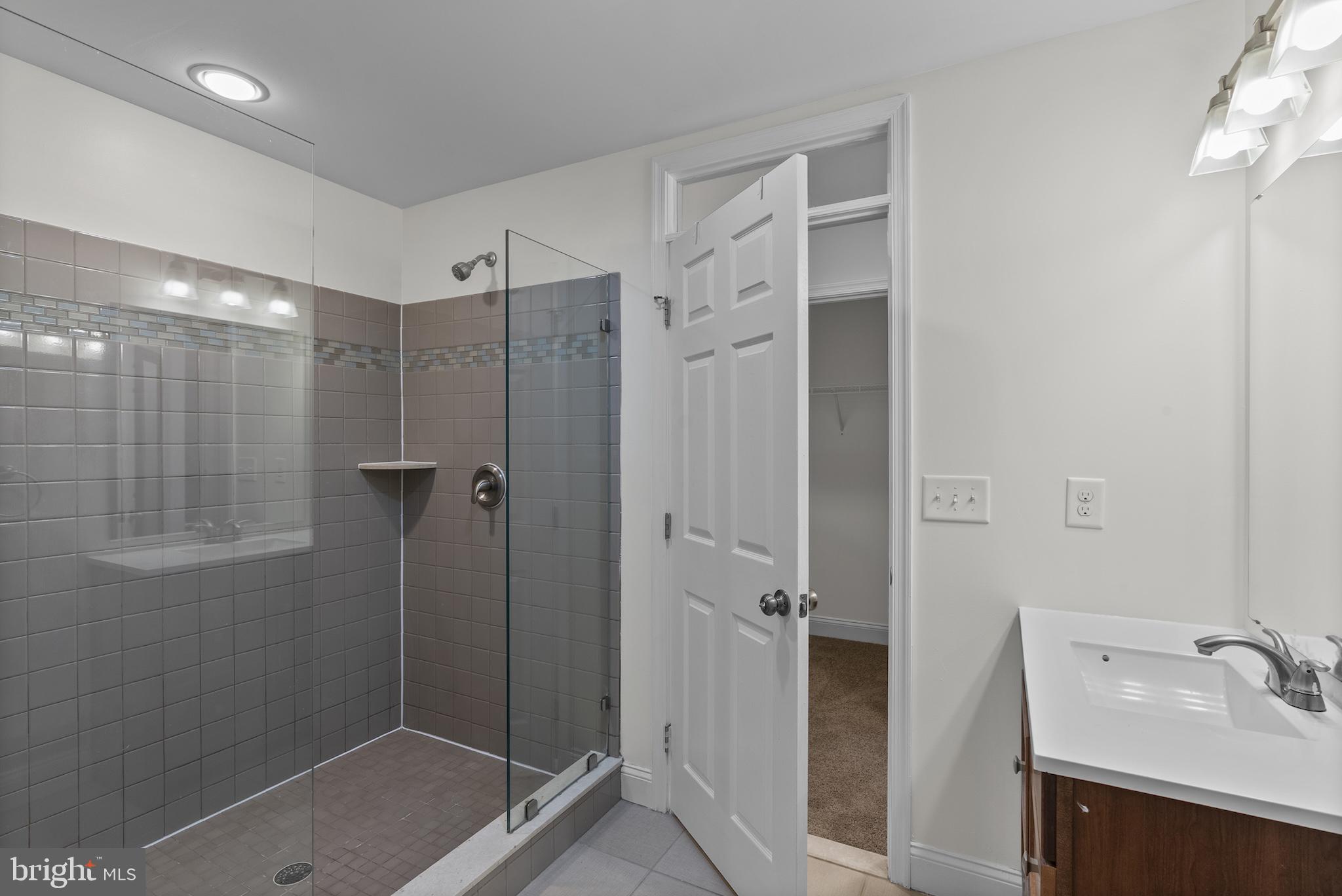 RIVERSIDE PARK - Residential Lease