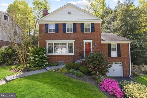 Photo of 7712 MARYKNOLL AVE, BETHESDA, MD 20817 (MLS # MDMC2090498)