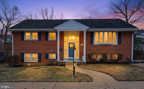 Photo of 400 N Madison Street, ARLINGTON, VA 22203 (MLS # VAAR2069010)