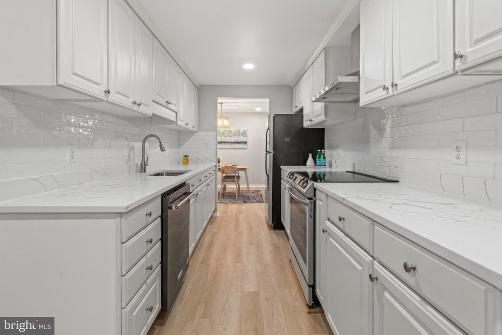 Photo of 6122 Mantle Road, BURKE, VA 22015 (MLS # VAFX2273000)