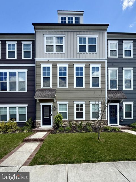 Photo of 1761 Autumn Maple Leaf Drive, DUMFRIES, VA 22026 (MLS # VAPW2119094)