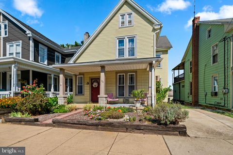 Photo of 124 Washington Avenue, EPHRATA, PA 17522 (MLS # PALA2076168)