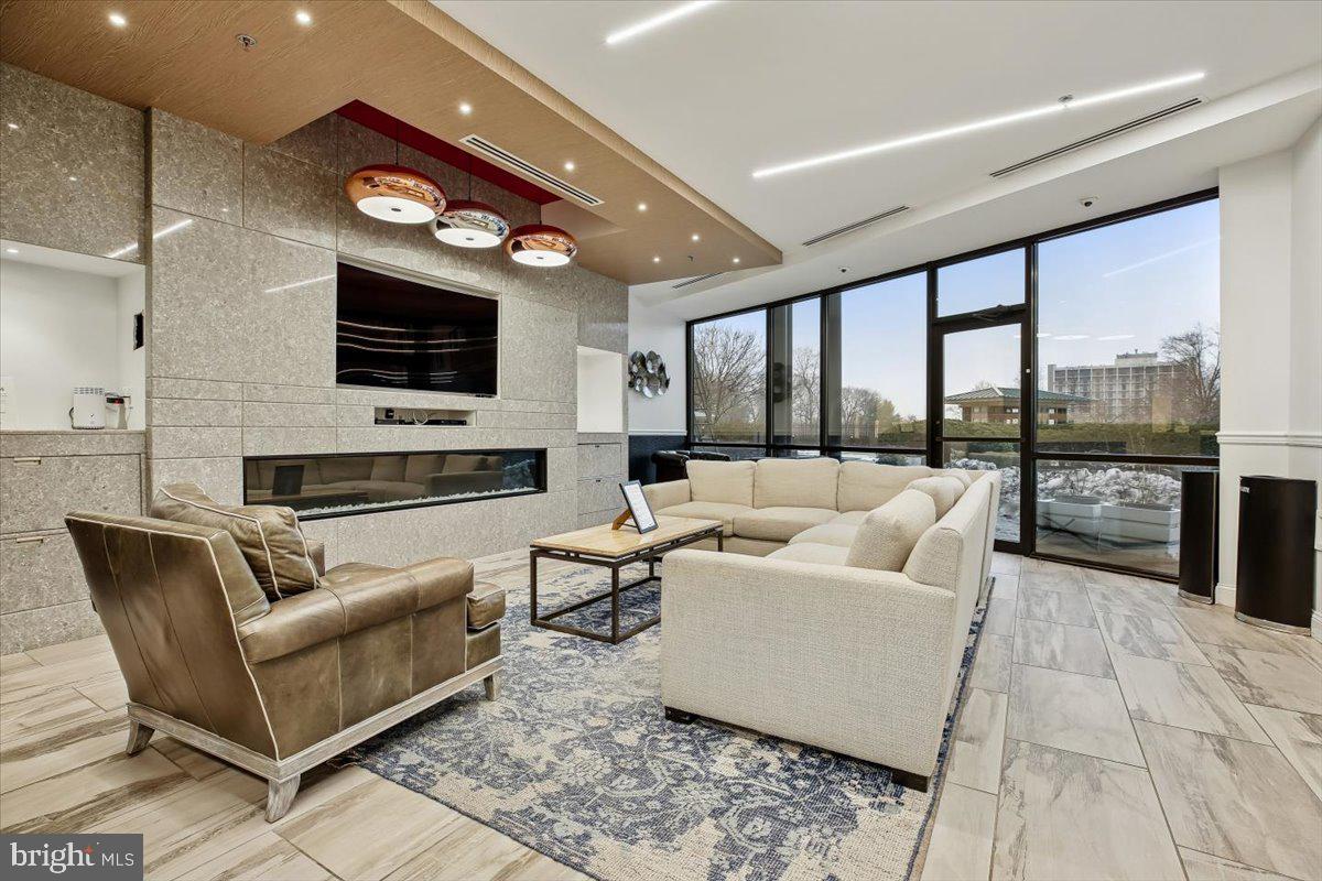 PROMENADE TOWERS - Residential