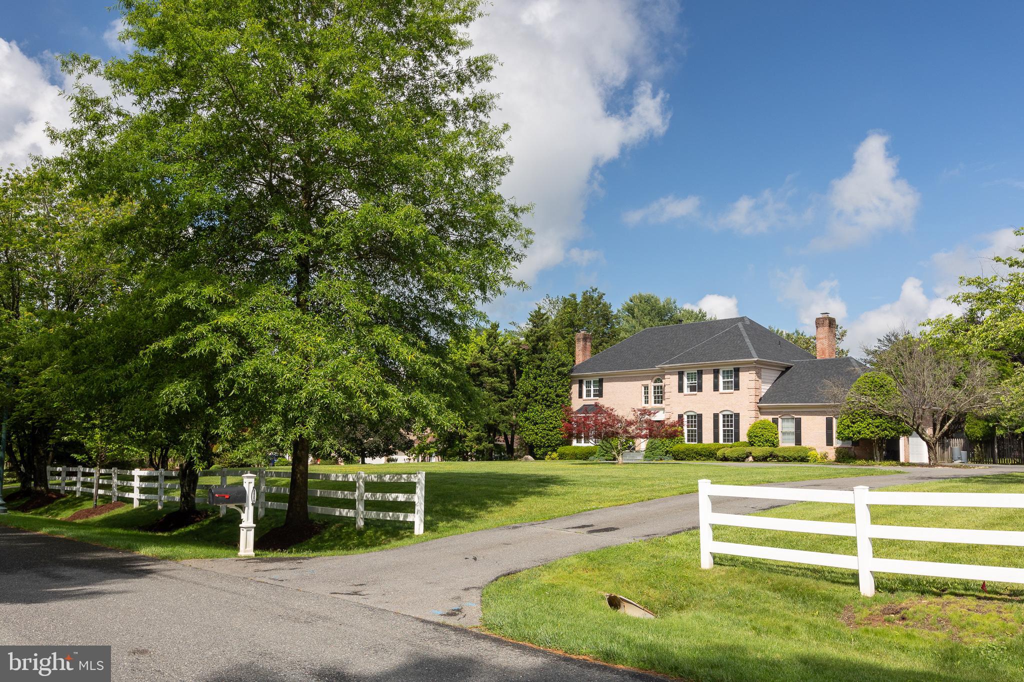 8809 SAUNDERS LANE