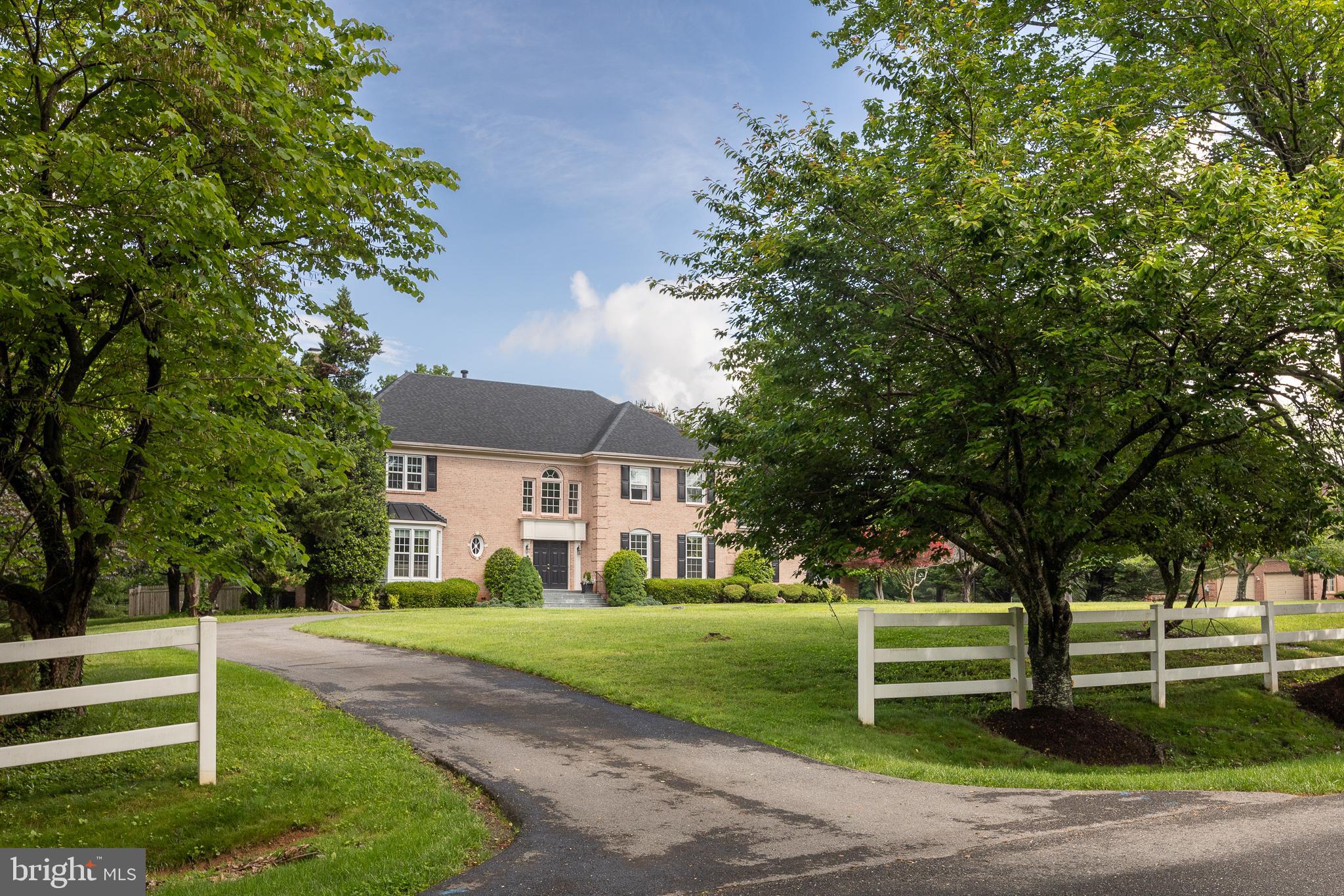 8809 SAUNDERS LANE