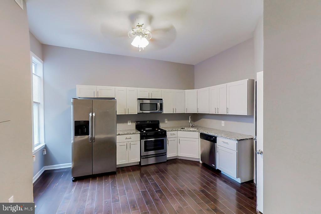 This property features USB outlets, in-unit laundry facilities, and a shared backyard. It is conveniently located just steps from Penn Station.