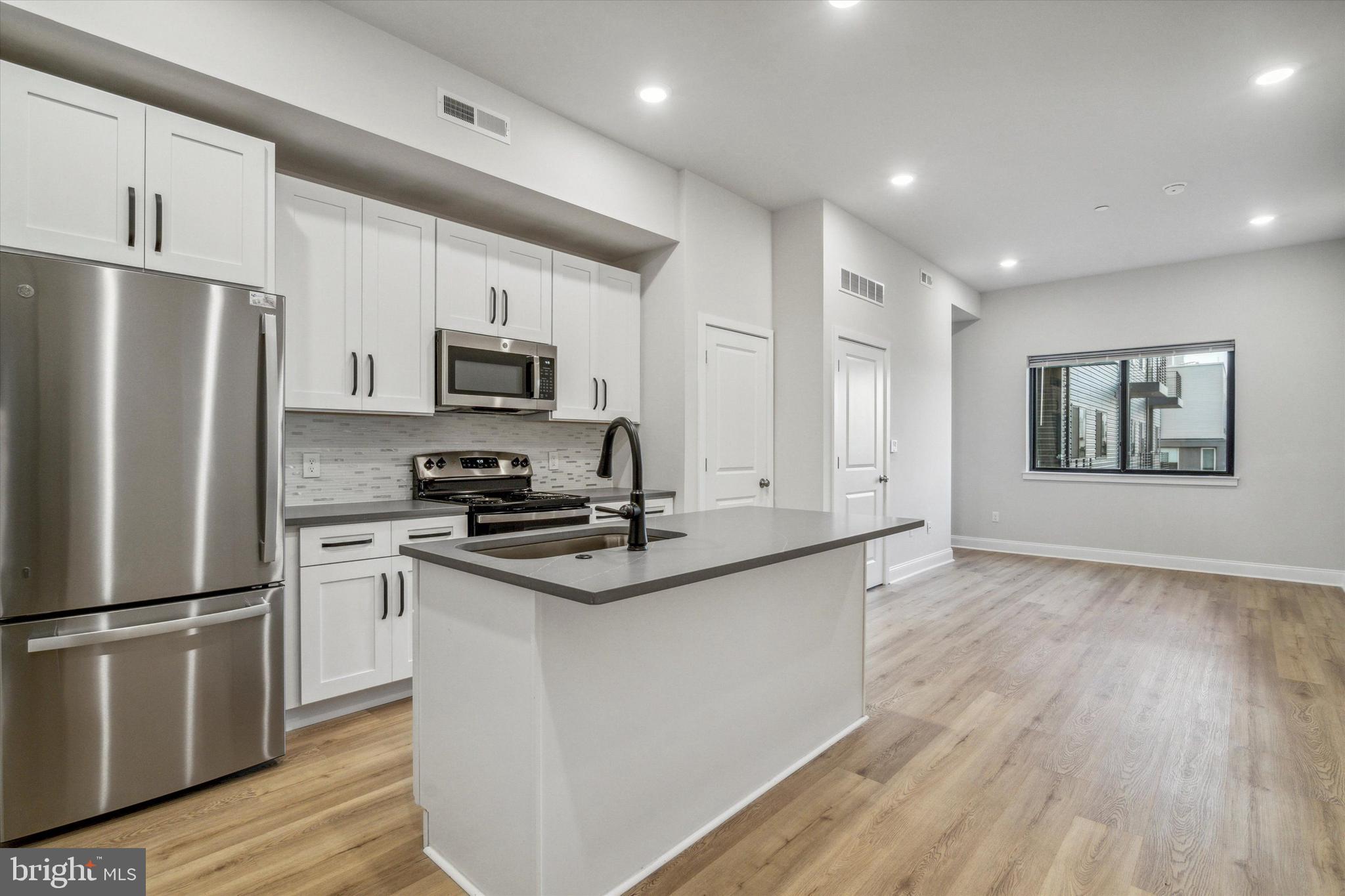 PORT RICHMOND - Residential Lease