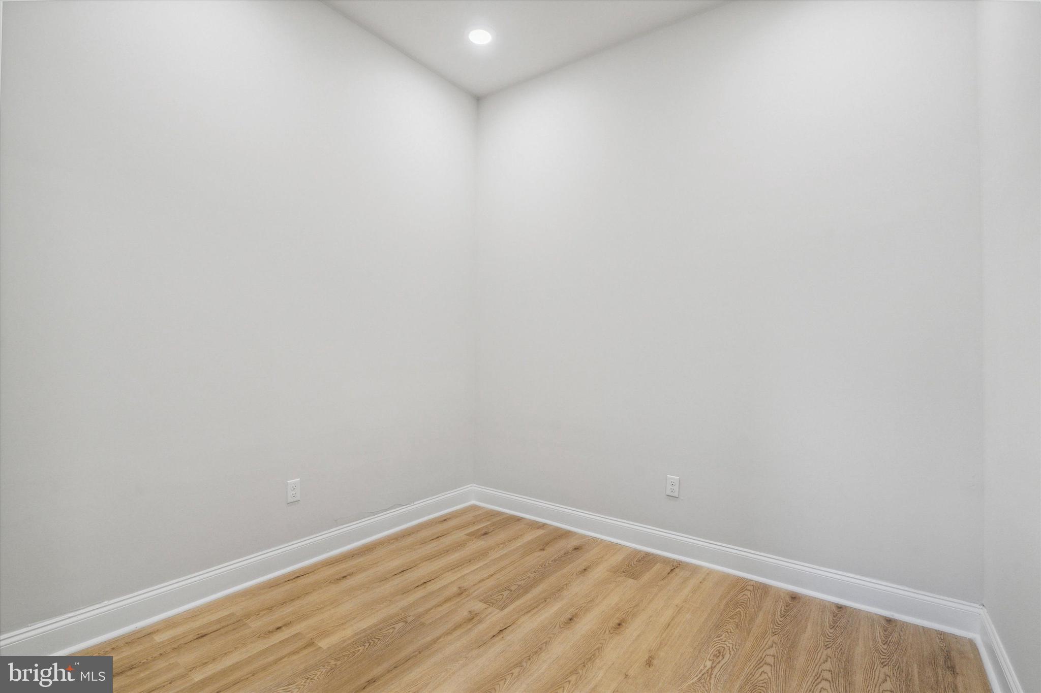 PORT RICHMOND - Residential Lease